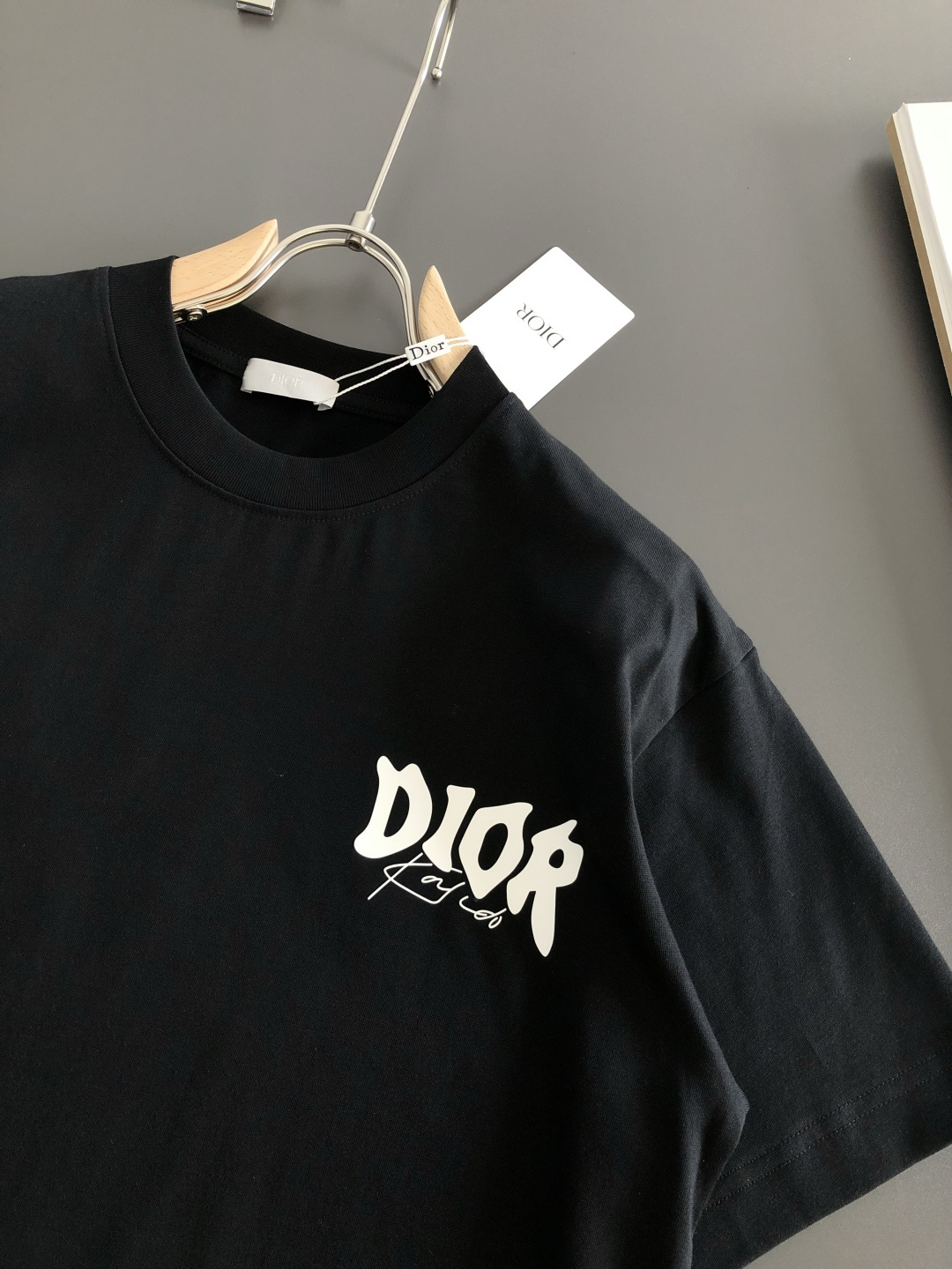 CD 2026SS早春新款重工刺绣工艺圆领T恤，定织定染纯棉300克重洗水面料，做工精细。男女同款宽松落