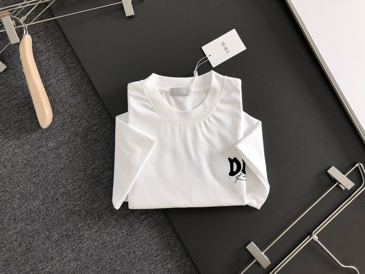 CD 2026SS早春新款重工刺绣工艺圆领T恤，定织定染纯棉300克重洗水面料，做工精细。男女同款宽松落