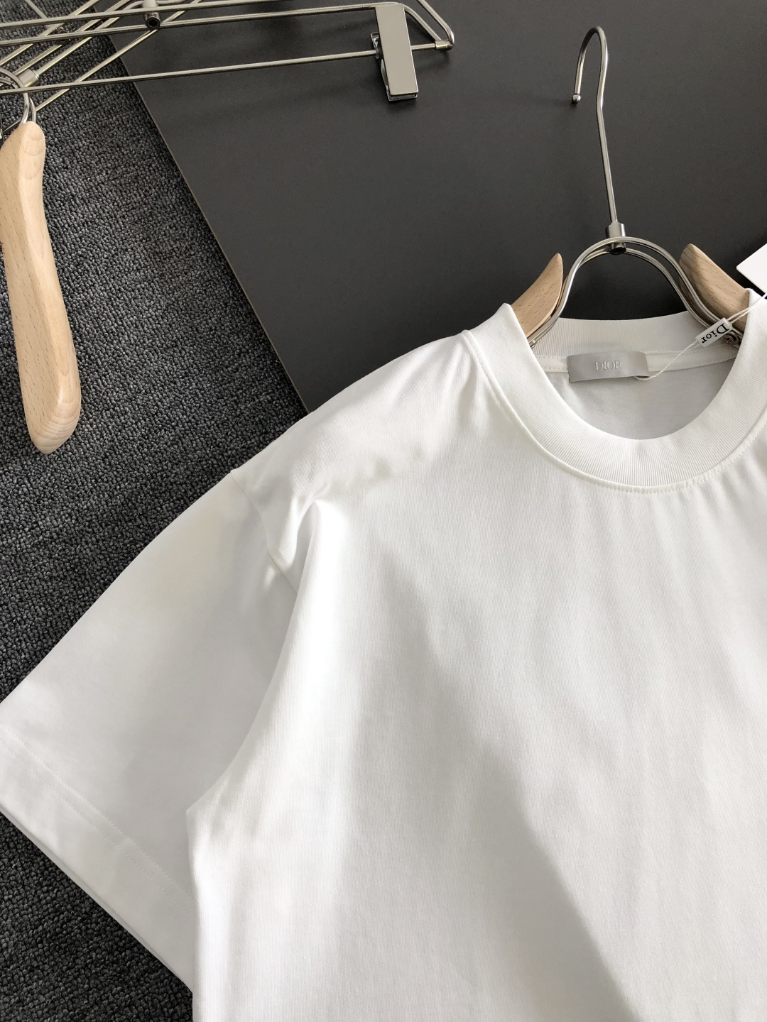 CD 2026SS早春新款重工刺绣工艺圆领T恤，定织定染纯棉300克重洗水面料，做工精细。男女同款宽松落