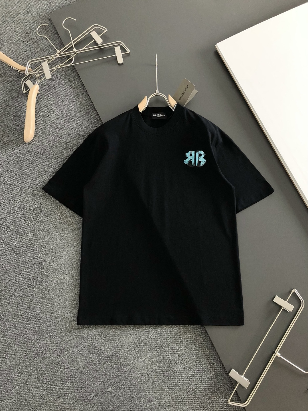 BAL 2026SS春夏最新款圆领时尚短袖T恤，官网同步，定织定染300克重纯棉面料！贴肤舒适，耐看又好