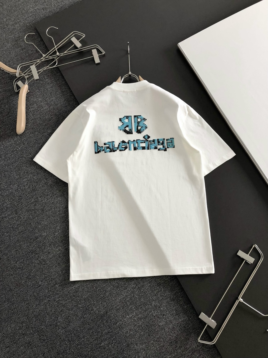 BAL 2026SS早春新款重工刺绣工艺圆领T恤，定织定染纯棉300克重洗水面料，做工精细。男女同款宽松