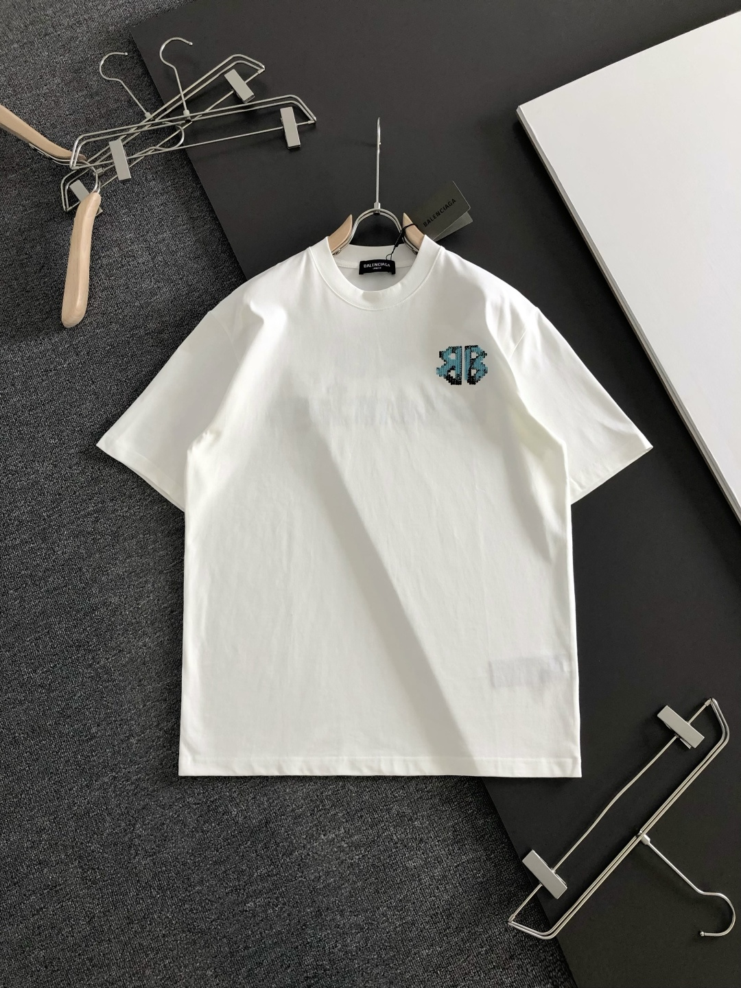 BAL 2026SS春夏最新款圆领时尚短袖T恤，官网同步，定织定染300克重纯棉面料！贴肤舒适，耐看又好