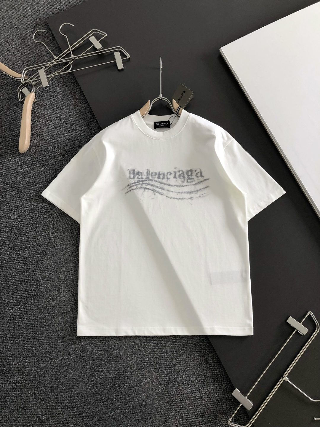NO:733860,BAL 2026SS early spring new printed round neck T-shirt, custom-woven and dyed pure cotton 300 grams heavy-wash water fabric, fine workmanship. Same style for men and women, loose shoulder design, fashionable and elegant. Sizes M-XXL, tees, t-shirt,19860909BAL 2026SS早春新款印花圆领T恤,定织定染纯棉300克重洗水面料,做工精细.男女同款宽松落肩版型,时尚大气.尺码M-XXL,,tees，t-shirt,,Men's clothing