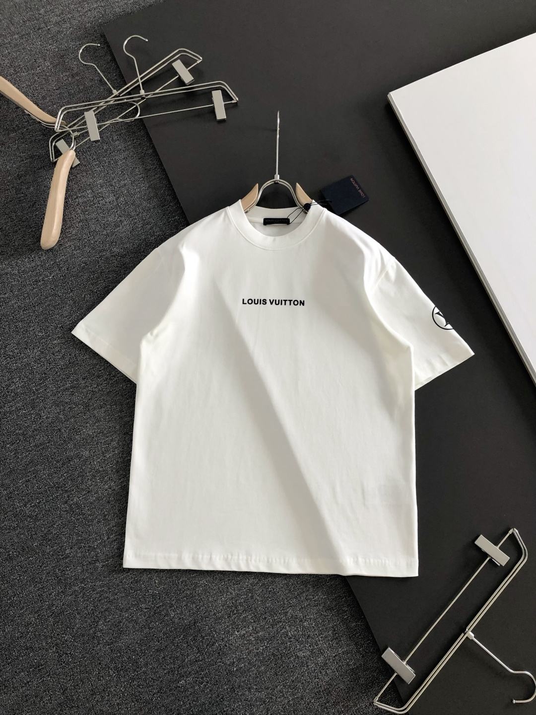 1V 2026SS春夏最新款圆领时尚短袖T恤，官网同步，定织定染300克重纯棉面料！贴肤舒适，耐看又好穿