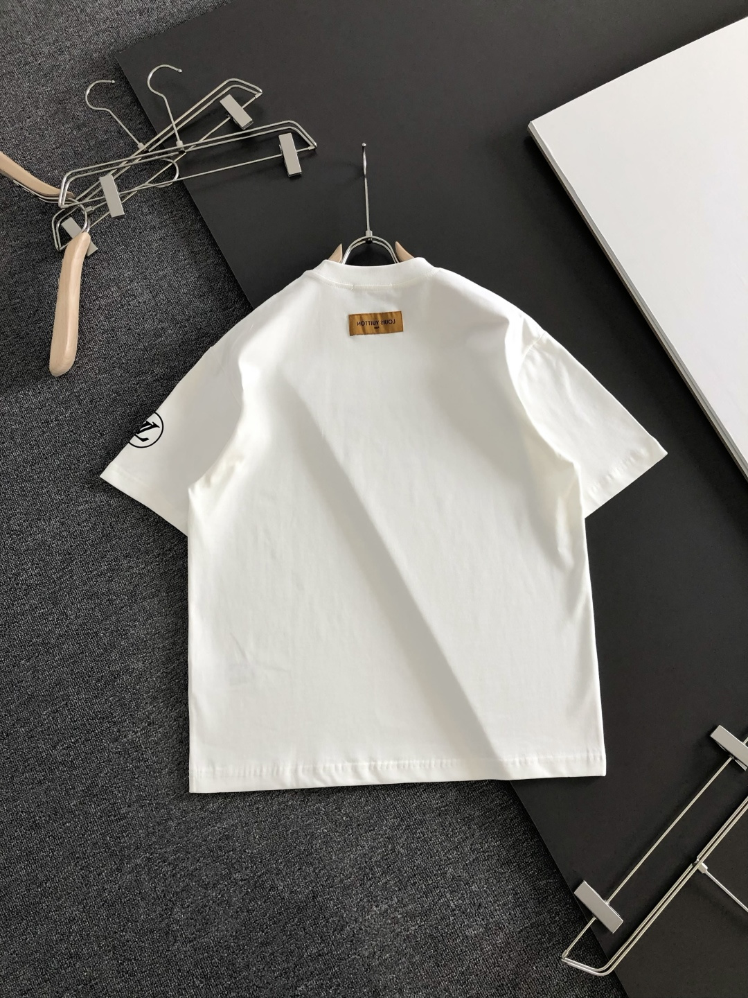 1V 2026SS早春新款重工刺绣圆领T恤，定织定染纯棉300克重洗水面料，做工精细。男女同款宽松落肩版