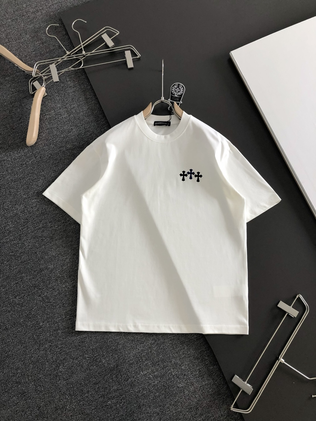 NO:733855,CH 2026SS early spring new printed round-neck T-shirt, custom-woven and dyed pure cotton 300g heavy-washed fabric, fine workmanship. Same style for men and women, loose off-shoulder version, fashionable and elegant. Sizes M-XXL, tees, t-shirt,19860909CH 2026SS早春新款印花圆领T恤,定织定染纯棉300克重洗水面料,做工精细.男女同款宽松落肩版型,时尚大气.尺码M-XXL,,tees，t-shirt,,Men's clothing