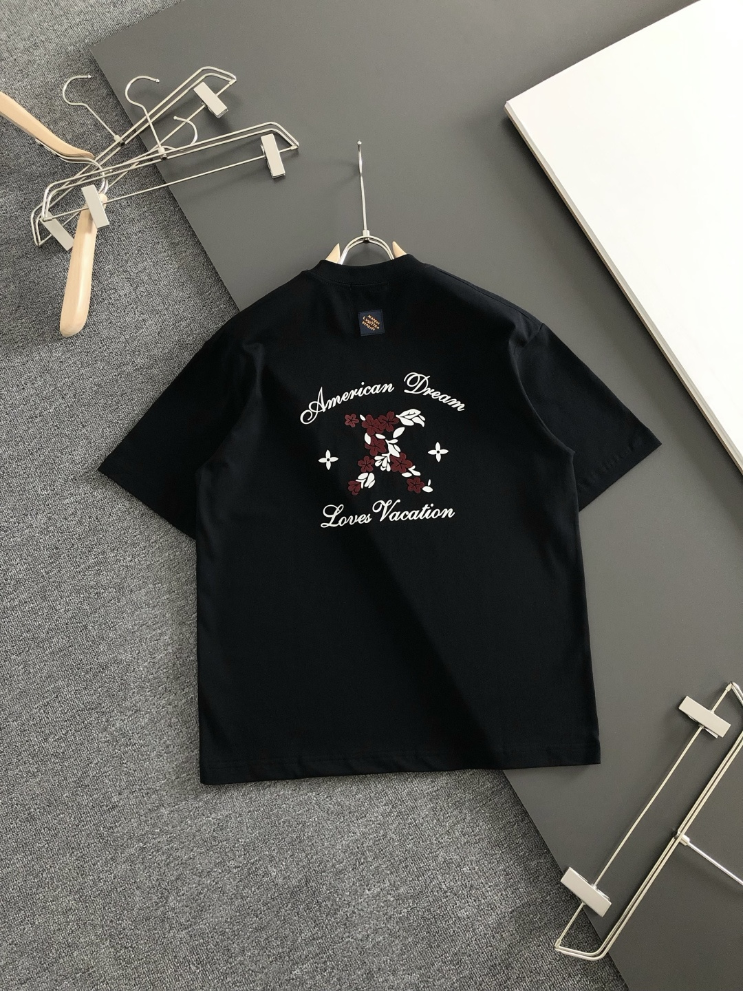 1V 2026SS早春新款重工印花加植绒工艺圆领T恤，定织定染纯棉300克重洗水面料，做工精细。男女同款