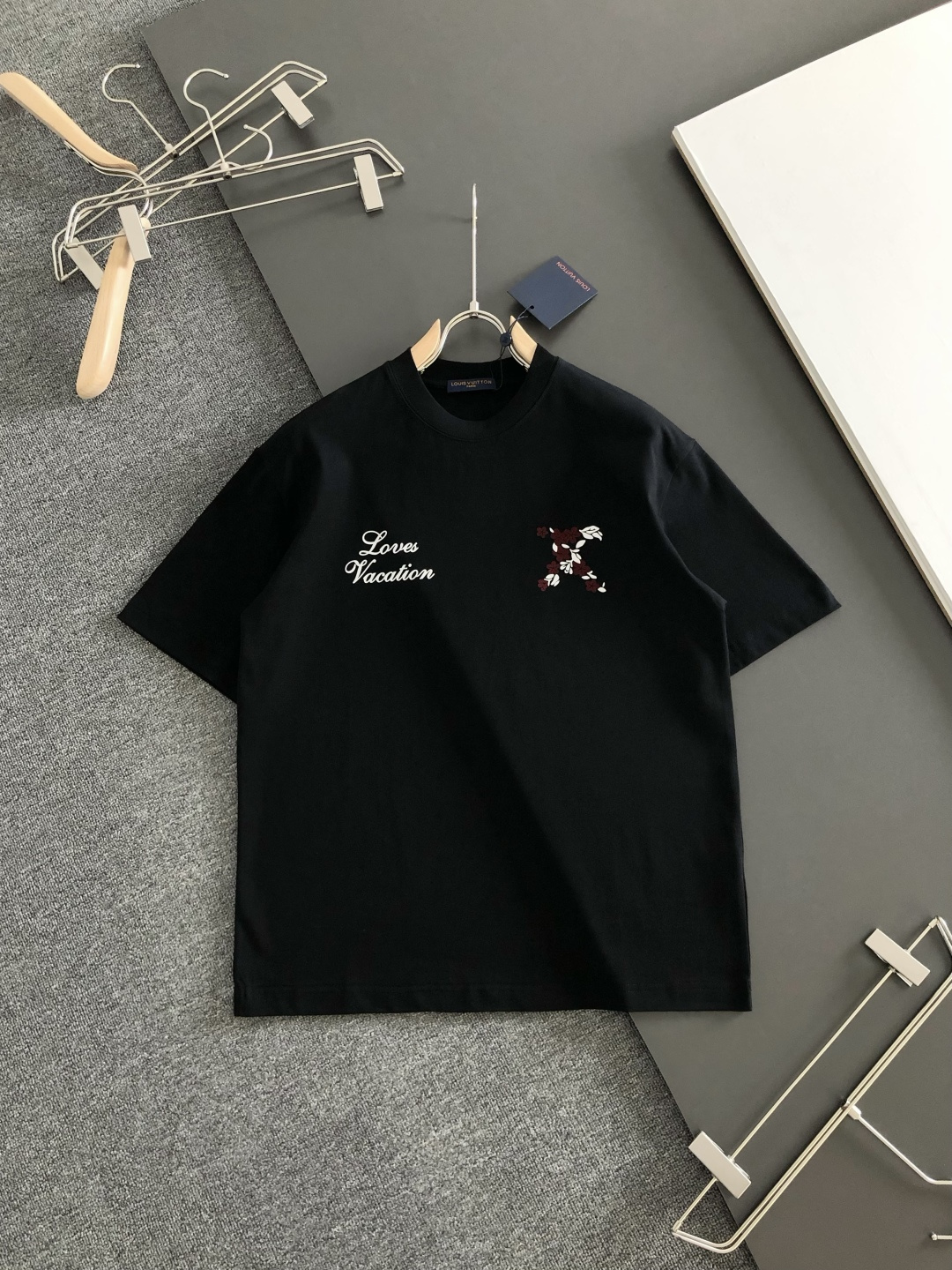 1V 2026SS早春新款重工印花加植绒工艺圆领T恤，定织定染纯棉300克重洗水面料，做工精细。男女同款