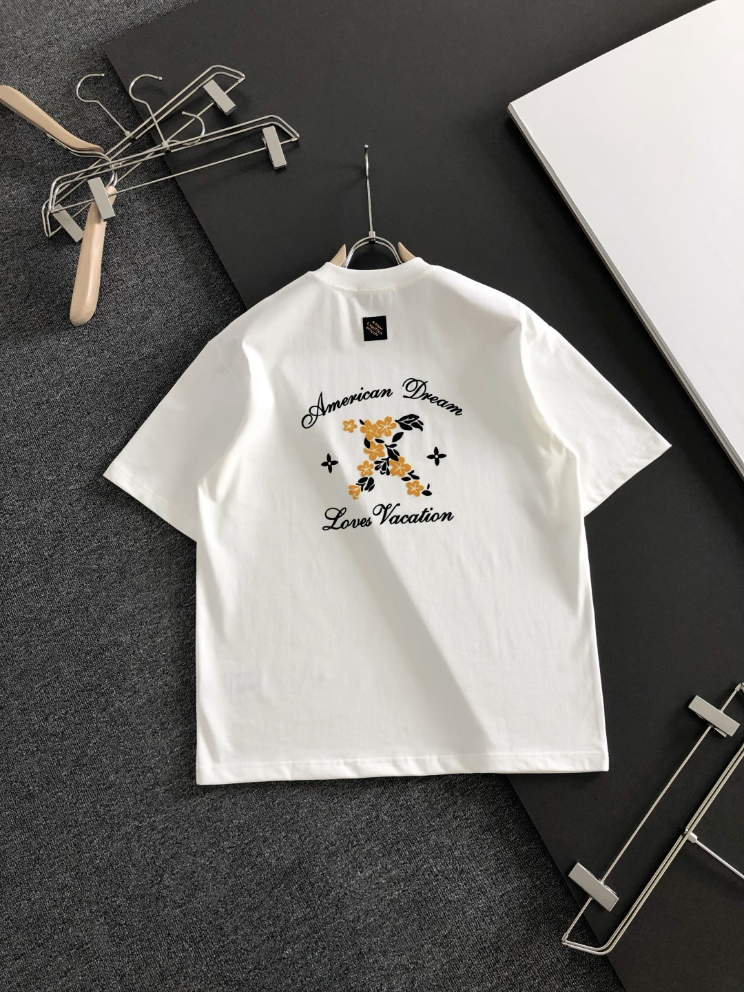 1V 2026SS早春新款重工印花加植绒工艺圆领T恤，定织定染纯棉300克重洗水面料，做工精细。男女同款