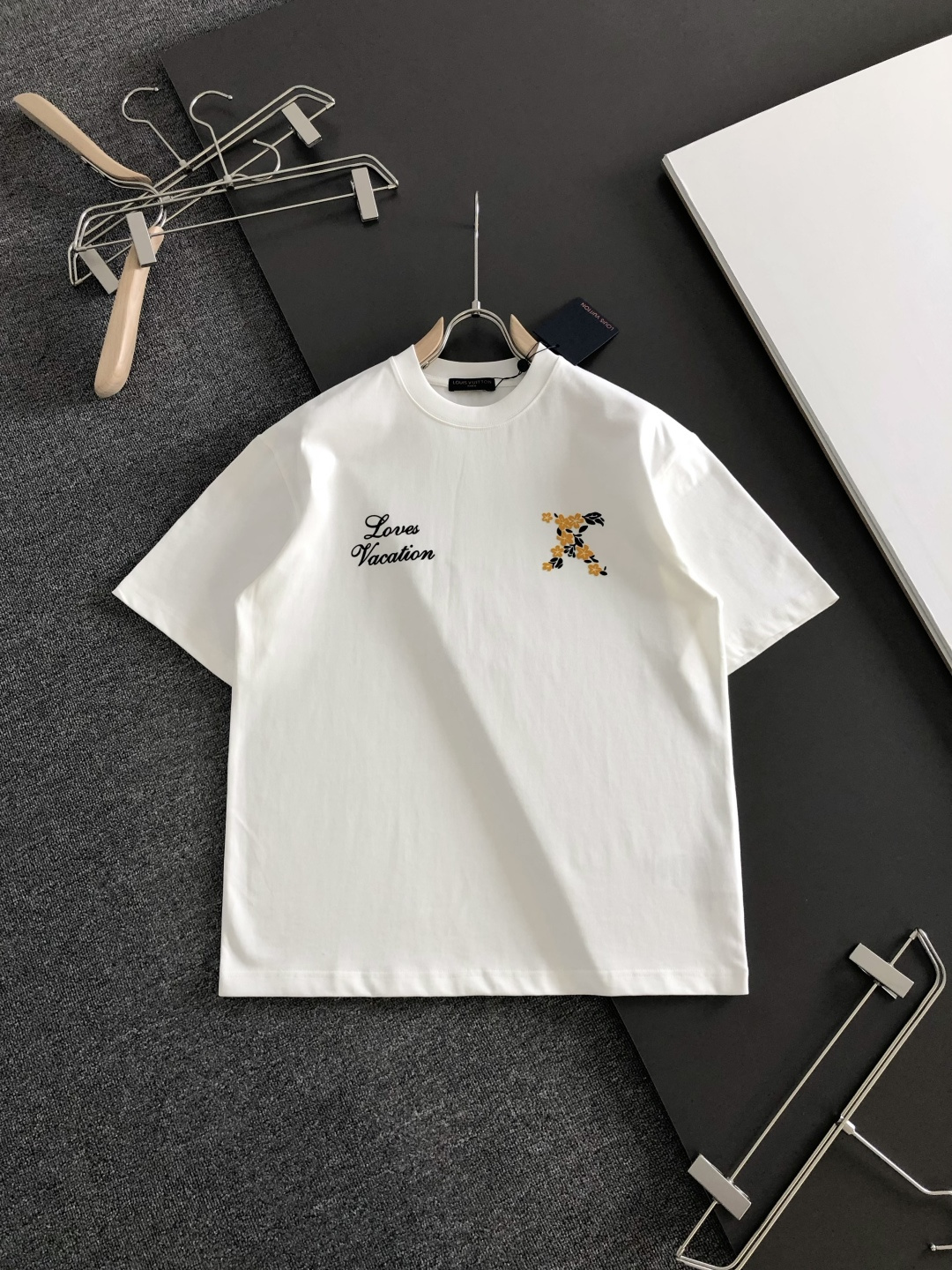 1V 2026SS早春新款重工印花加植绒工艺圆领T恤，定织定染纯棉300克重洗水面料，做工精细。男女同款