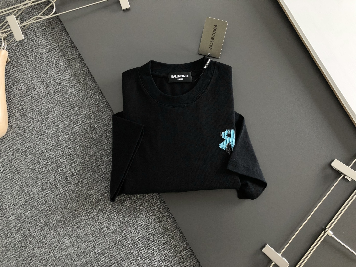 BAL 2026SS早春新款重工刺绣工艺圆领T恤，定织定染纯棉300克重洗水面料，做工精细。男女同款宽松