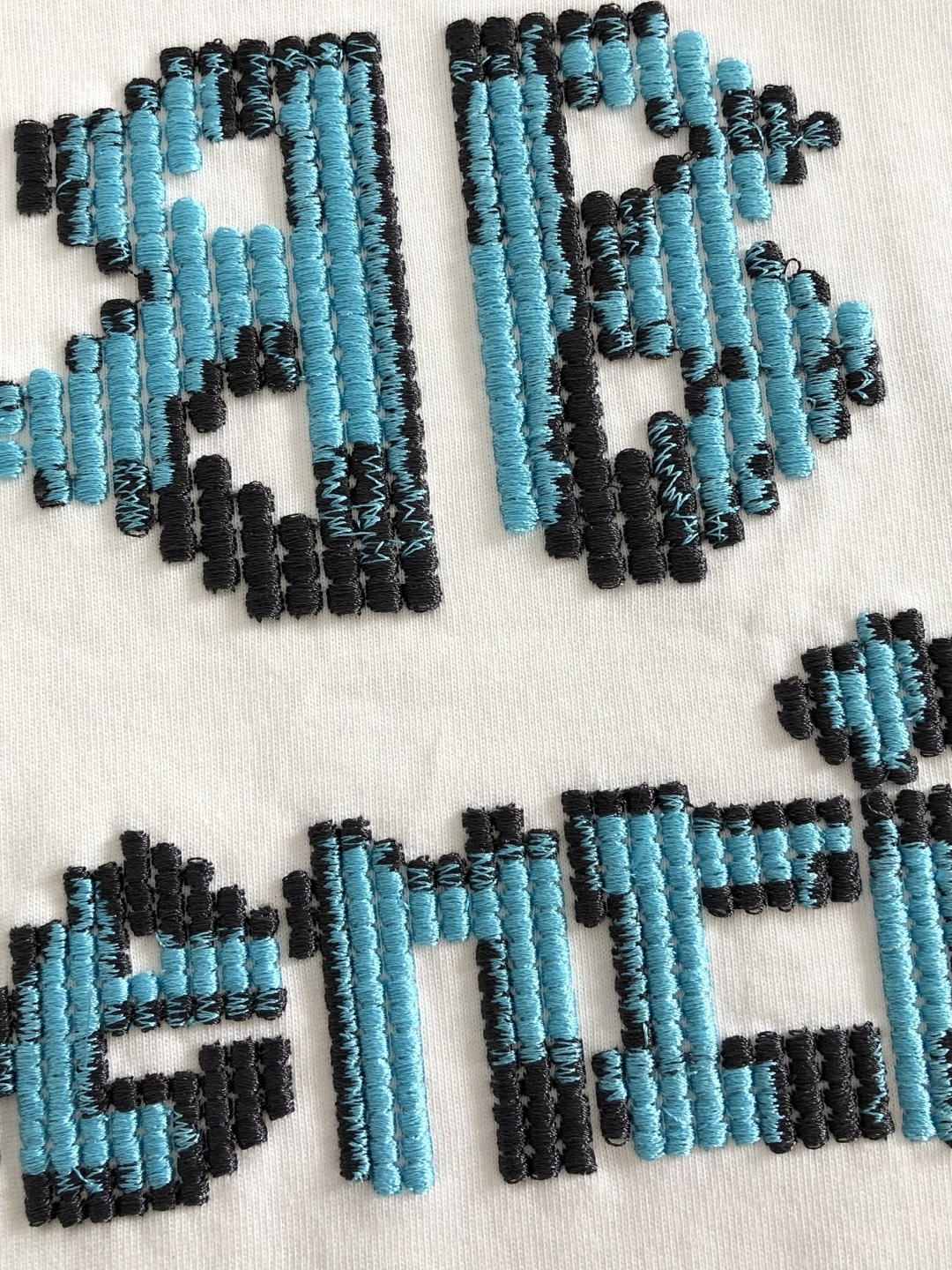 BAL 2026SS早春新款重工刺绣工艺圆领T恤，定织定染纯棉300克重洗水面料，做工精细。男女同款宽松