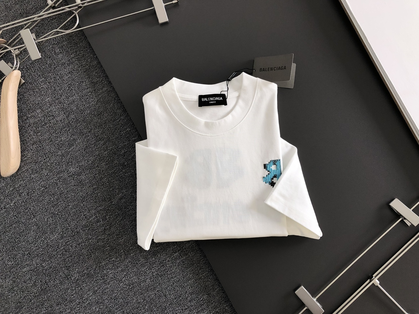 BAL 2026SS早春新款重工刺绣工艺圆领T恤，定织定染纯棉300克重洗水面料，做工精细。男女同款宽松