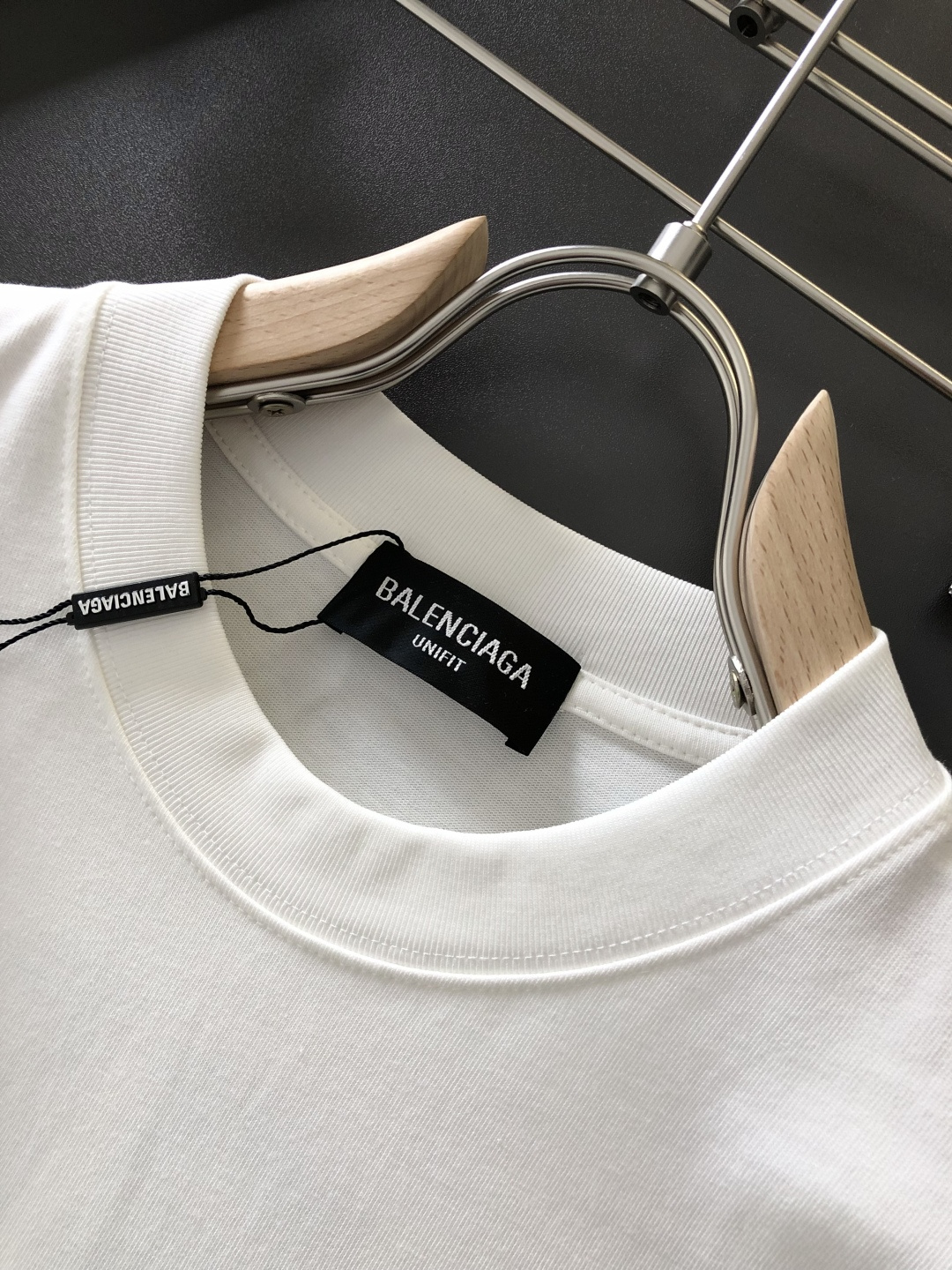 BAL 2026SS早春新款重工刺绣工艺圆领T恤，定织定染纯棉300克重洗水面料，做工精细。男女同款宽松