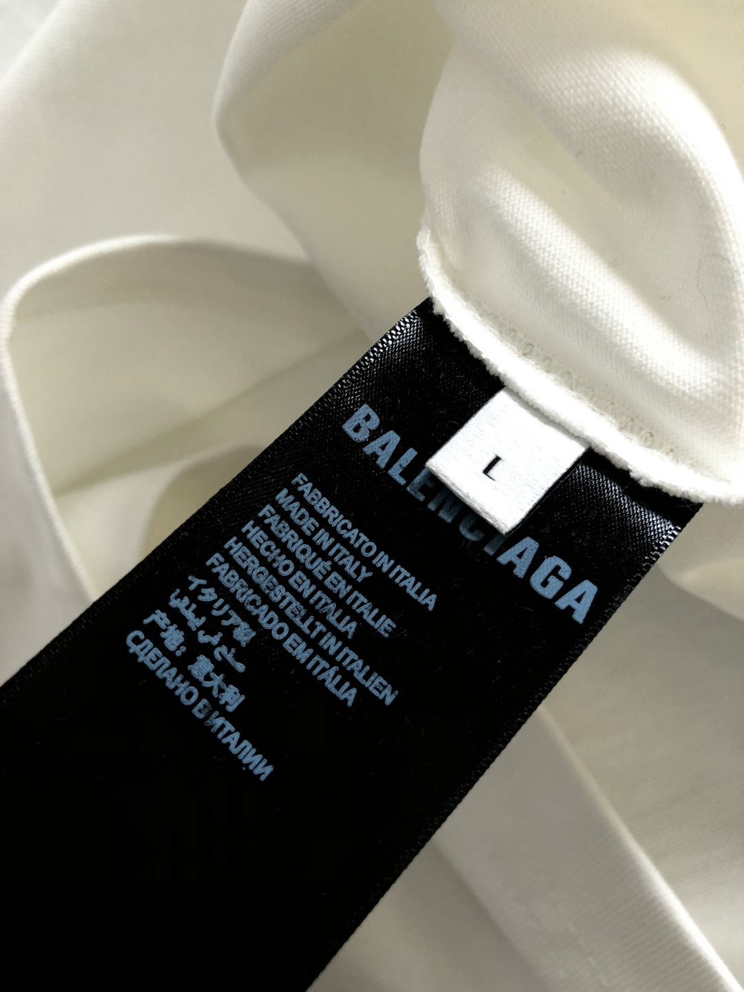 BAL 2026SS早春新款重工刺绣工艺圆领T恤，定织定染纯棉300克重洗水面料，做工精细。男女同款宽松