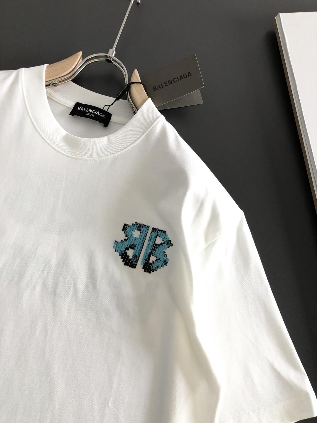 BAL 2026SS早春新款重工刺绣工艺圆领T恤，定织定染纯棉300克重洗水面料，做工精细。男女同款宽松