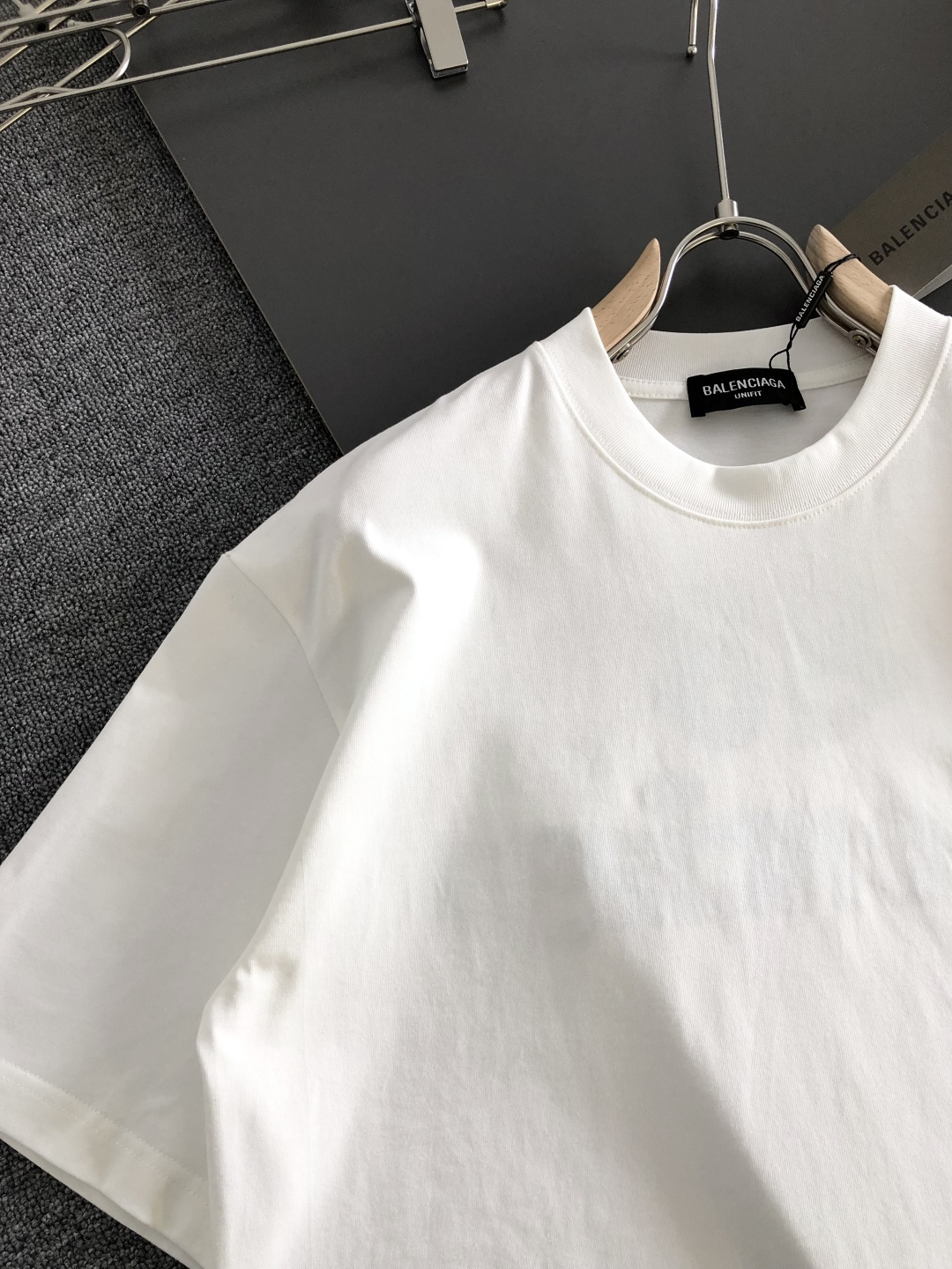 BAL 2026SS早春新款重工刺绣工艺圆领T恤，定织定染纯棉300克重洗水面料，做工精细。男女同款宽松