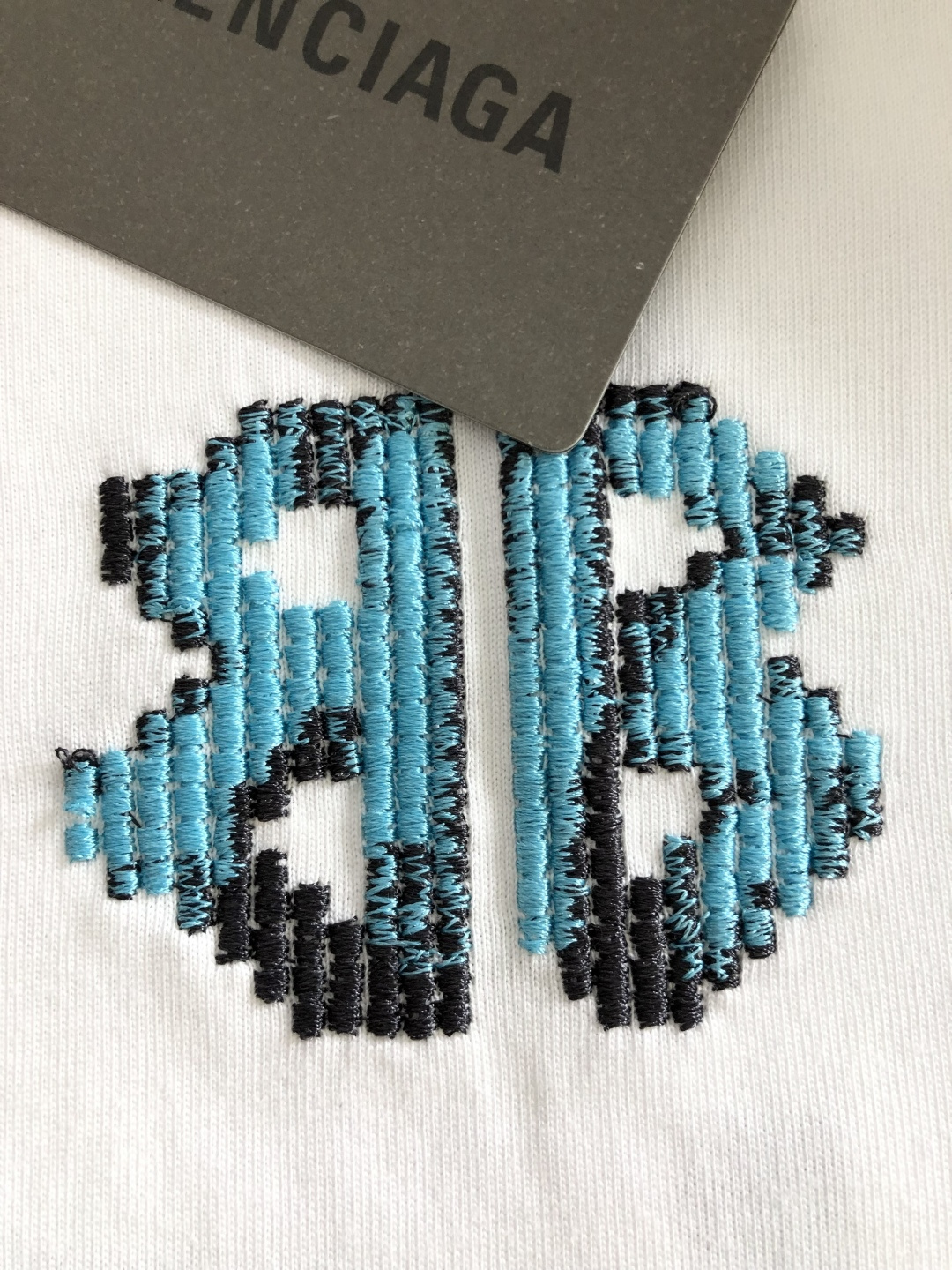 BAL 2026SS早春新款重工刺绣工艺圆领T恤，定织定染纯棉300克重洗水面料，做工精细。男女同款宽松