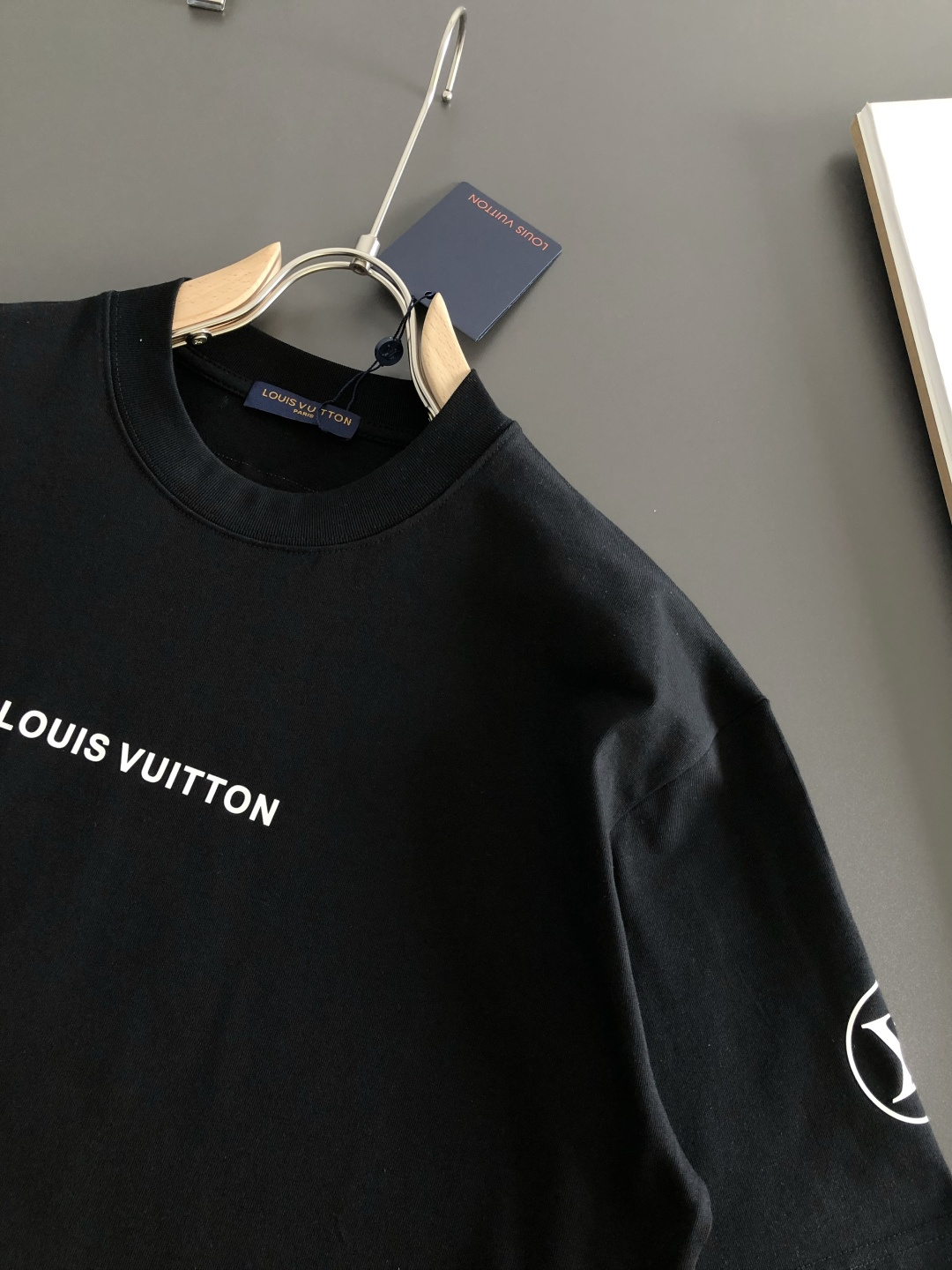 1V 2026SS早春新款重工印花圆领T恤，定织定染纯棉300克重洗水面料，做工精细。男女同款宽松落肩版