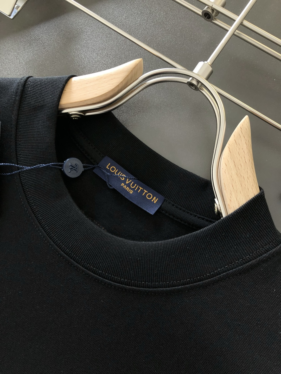 1V 2026SS早春新款重工印花圆领T恤，定织定染纯棉300克重洗水面料，做工精细。男女同款宽松落肩版