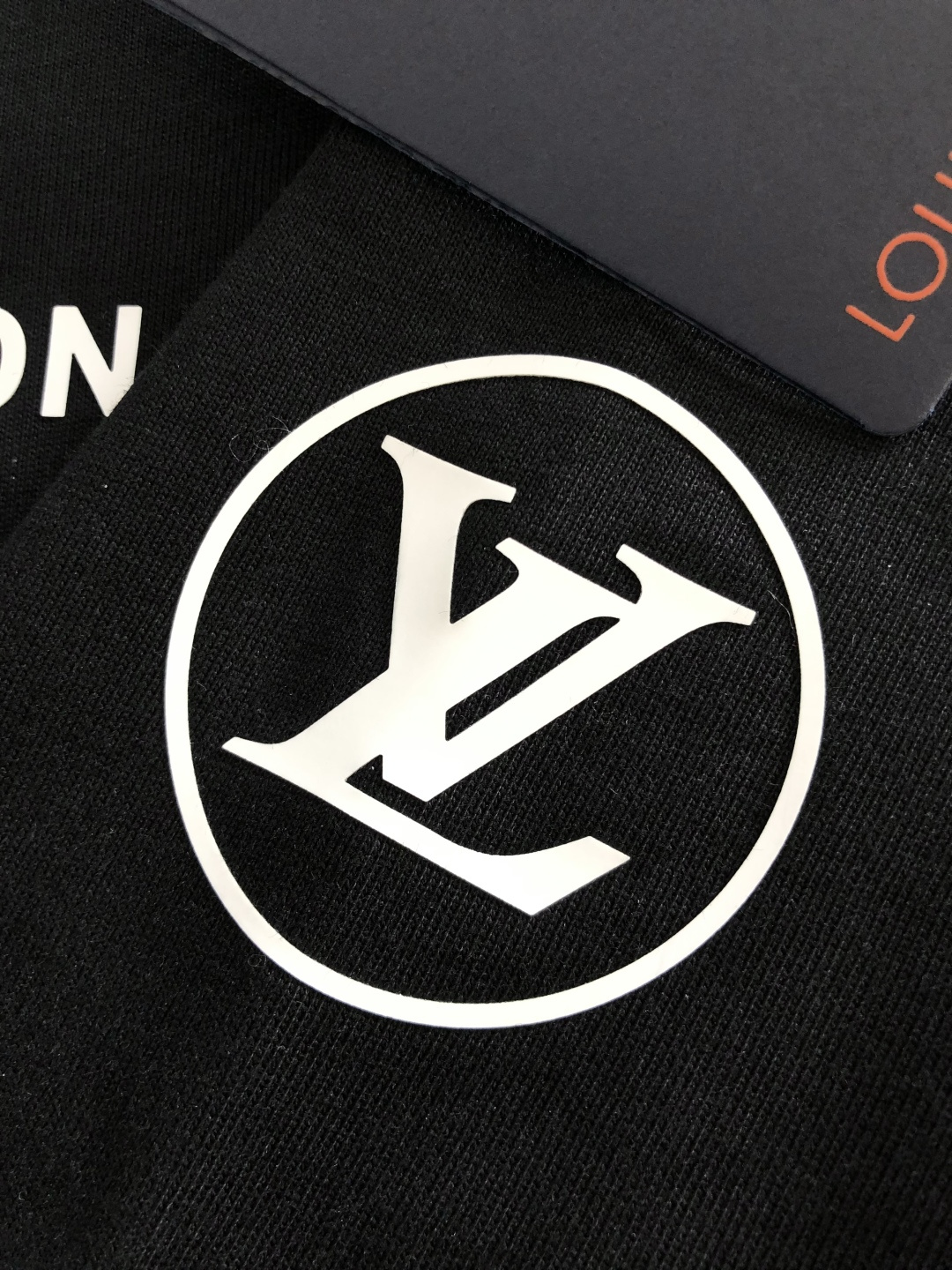 1V 2026SS早春新款重工印花圆领T恤，定织定染纯棉300克重洗水面料，做工精细。男女同款宽松落肩版