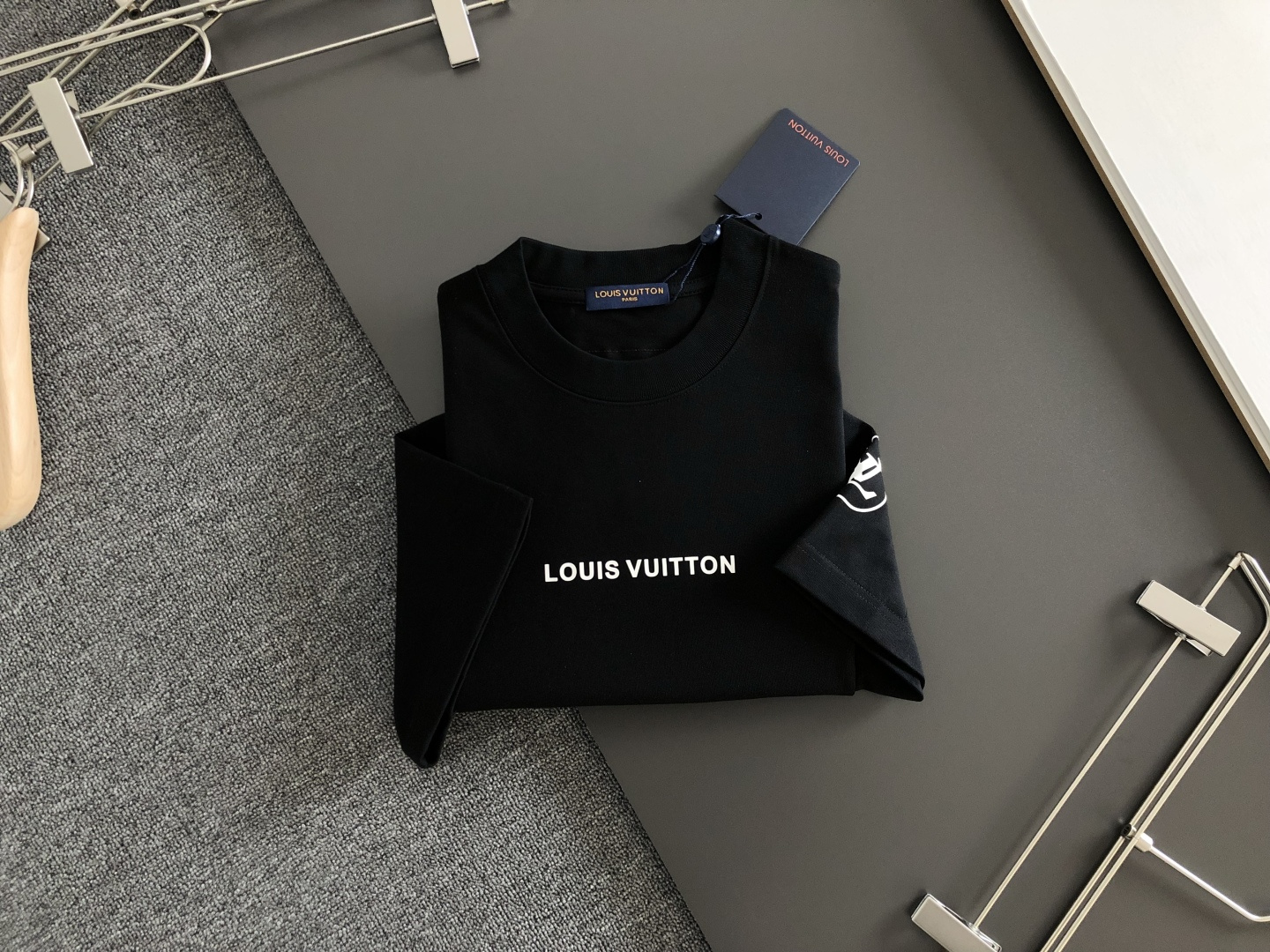 1V 2026SS早春新款重工印花圆领T恤，定织定染纯棉300克重洗水面料，做工精细。男女同款宽松落肩版