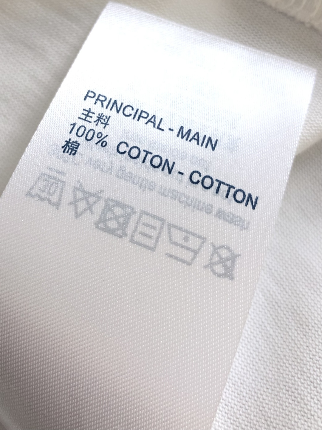 1V 2026SS早春新款重工刺绣圆领T恤，定织定染纯棉300克重洗水面料，做工精细。男女同款宽松落肩版