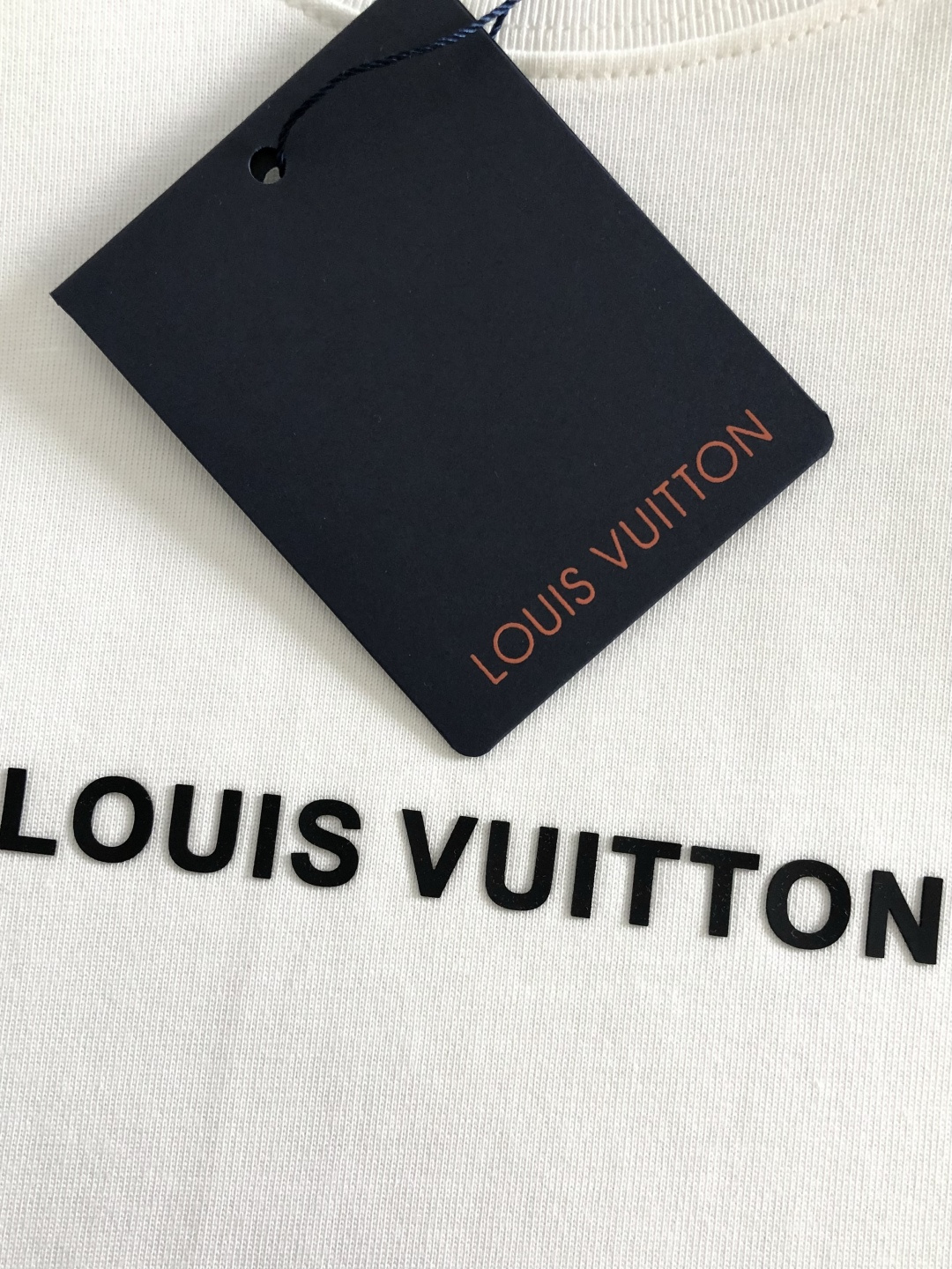 1V 2026SS早春新款重工刺绣圆领T恤，定织定染纯棉300克重洗水面料，做工精细。男女同款宽松落肩版