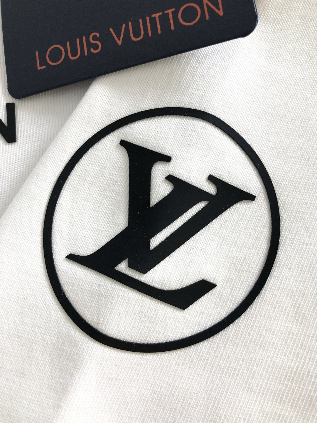 1V 2026SS早春新款重工刺绣圆领T恤，定织定染纯棉300克重洗水面料，做工精细。男女同款宽松落肩版