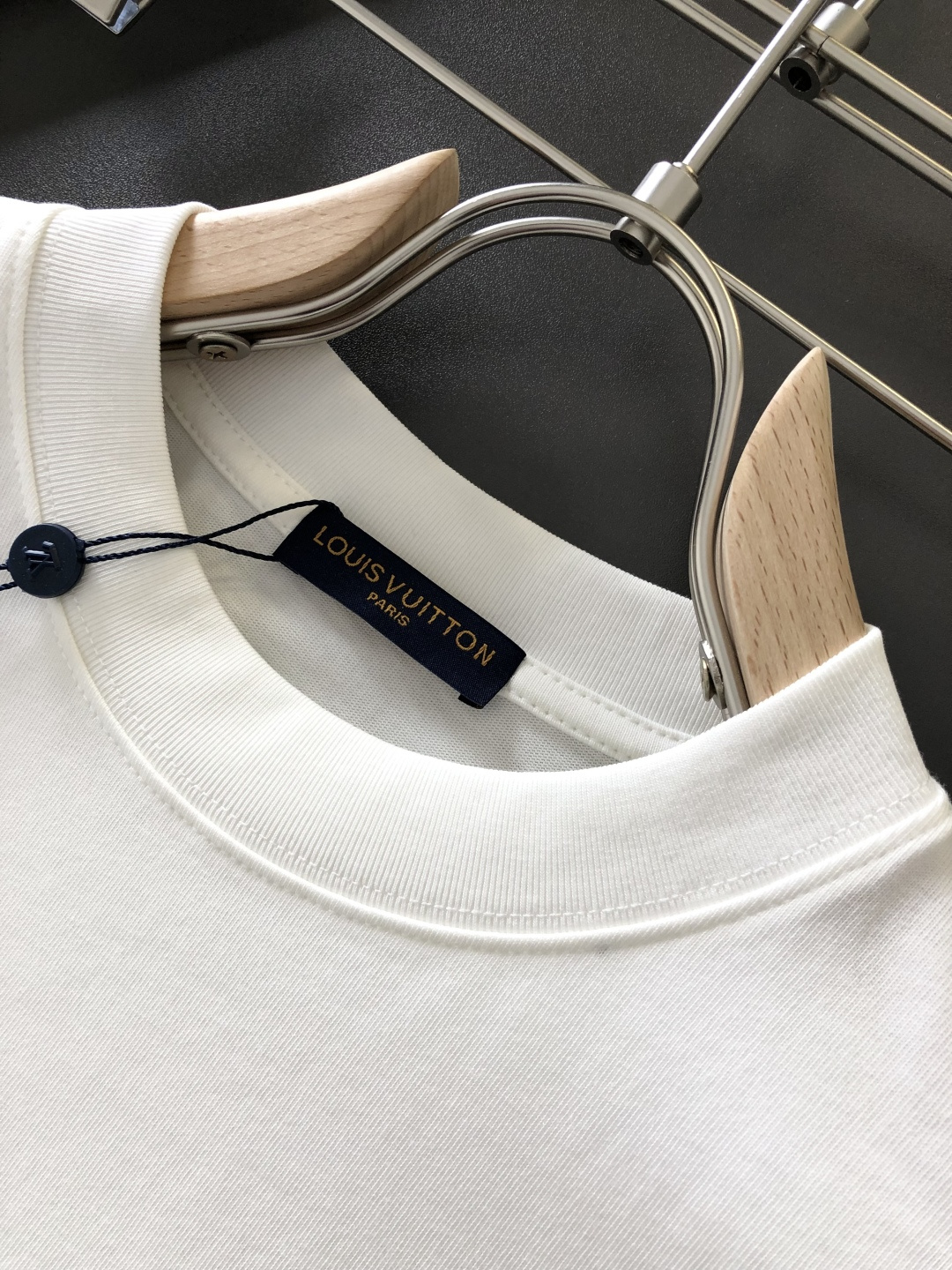 1V 2026SS早春新款重工刺绣圆领T恤，定织定染纯棉300克重洗水面料，做工精细。男女同款宽松落肩版