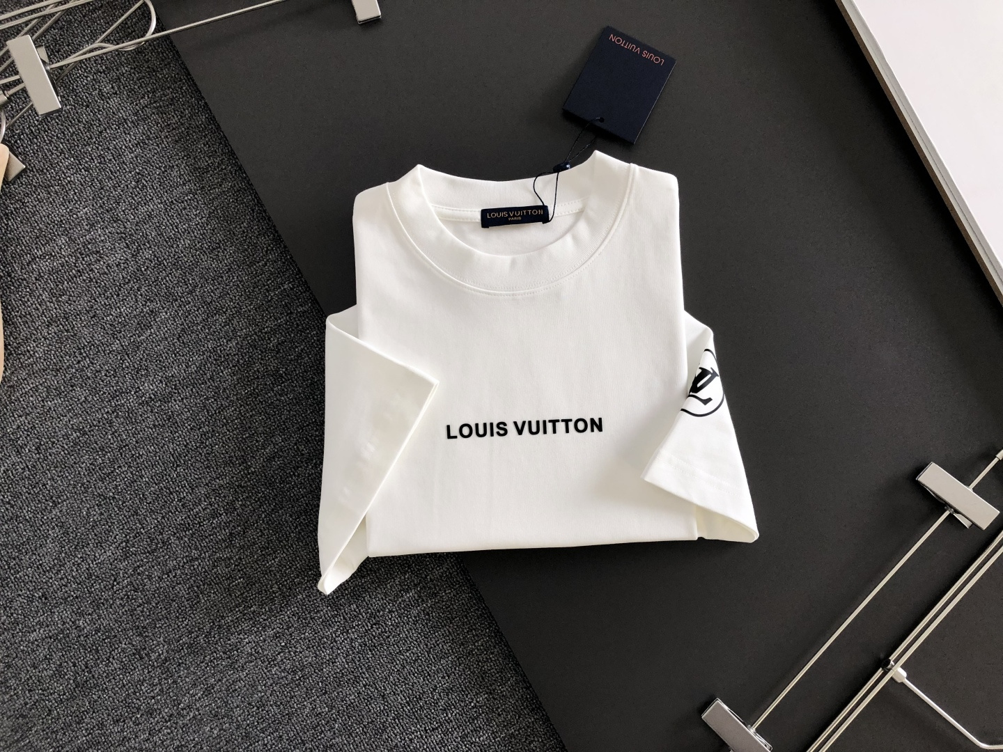 1V 2026SS早春新款重工刺绣圆领T恤，定织定染纯棉300克重洗水面料，做工精细。男女同款宽松落肩版