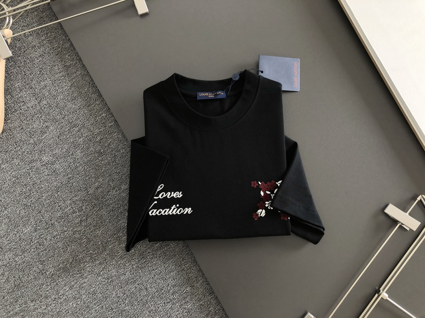 1V 2026SS早春新款重工印花加植绒工艺圆领T恤，定织定染纯棉300克重洗水面料，做工精细。男女同款