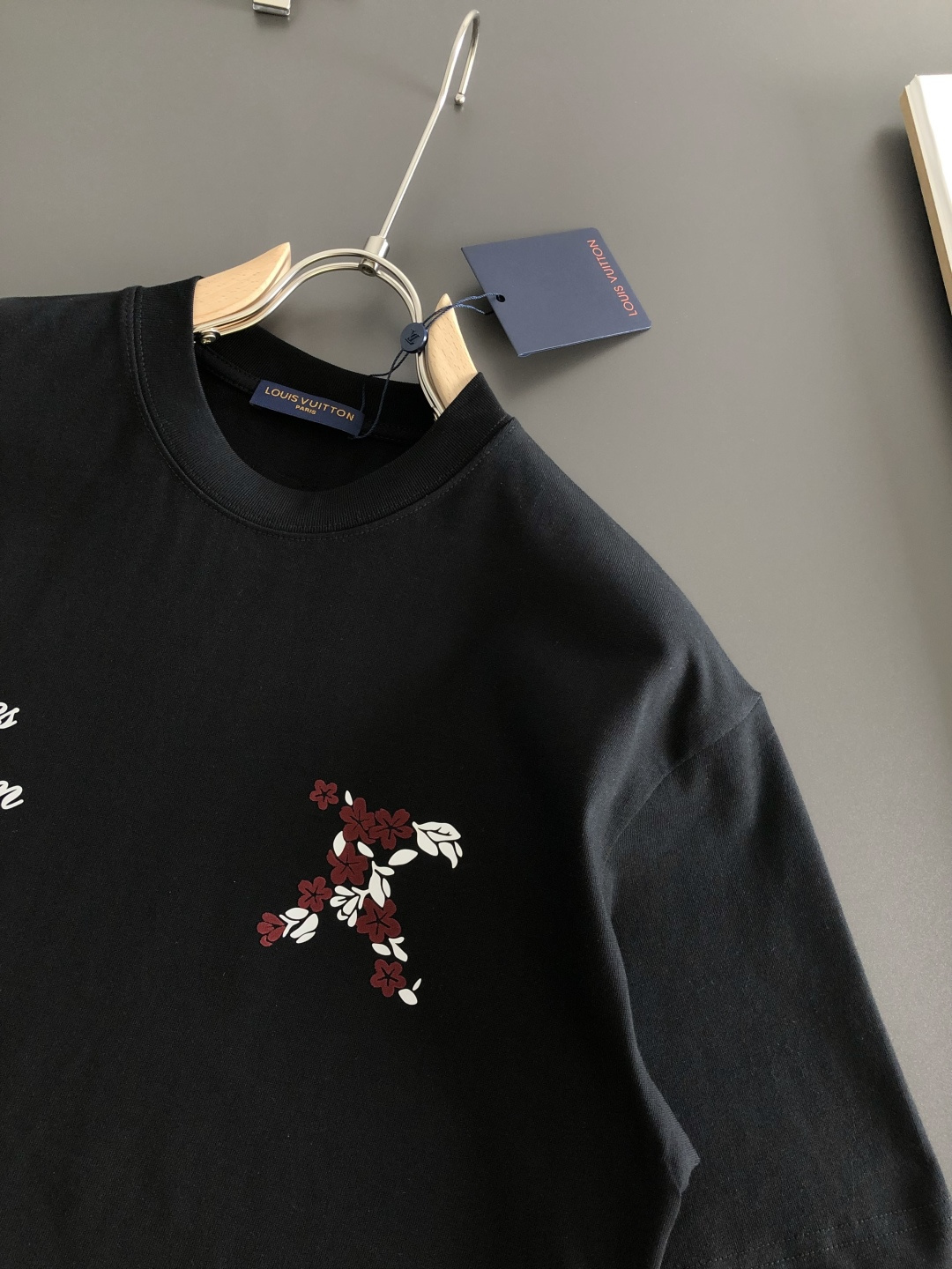 1V 2026SS早春新款重工印花加植绒工艺圆领T恤，定织定染纯棉300克重洗水面料，做工精细。男女同款