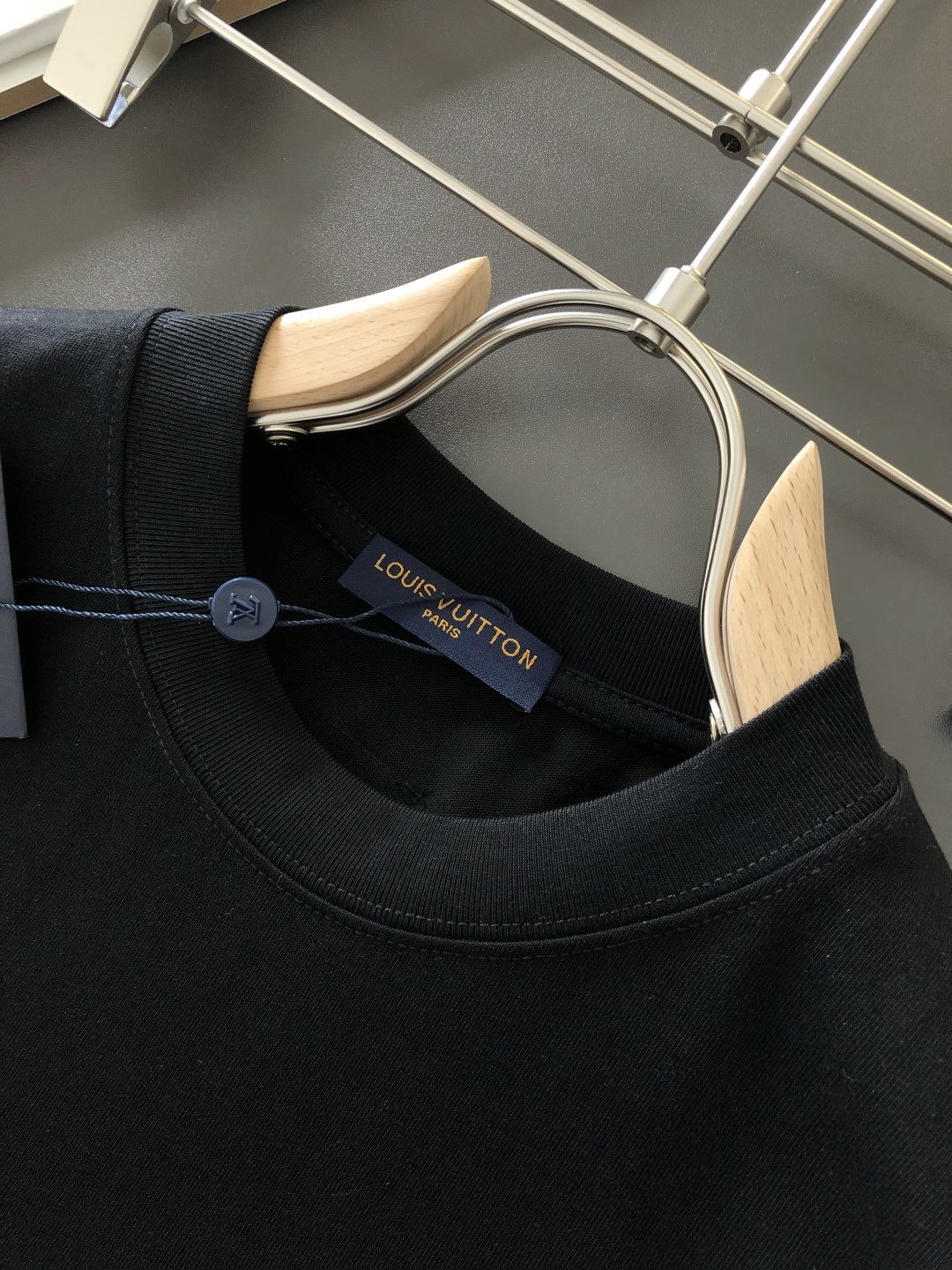 1V 2026SS早春新款重工印花加植绒工艺圆领T恤，定织定染纯棉300克重洗水面料，做工精细。男女同款