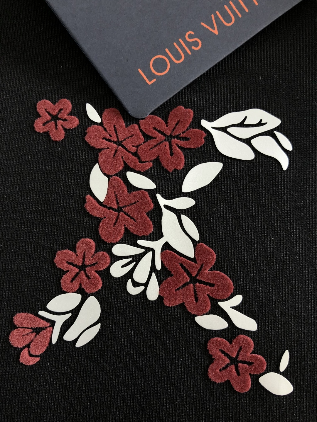 1V 2026SS早春新款重工印花加植绒工艺圆领T恤，定织定染纯棉300克重洗水面料，做工精细。男女同款