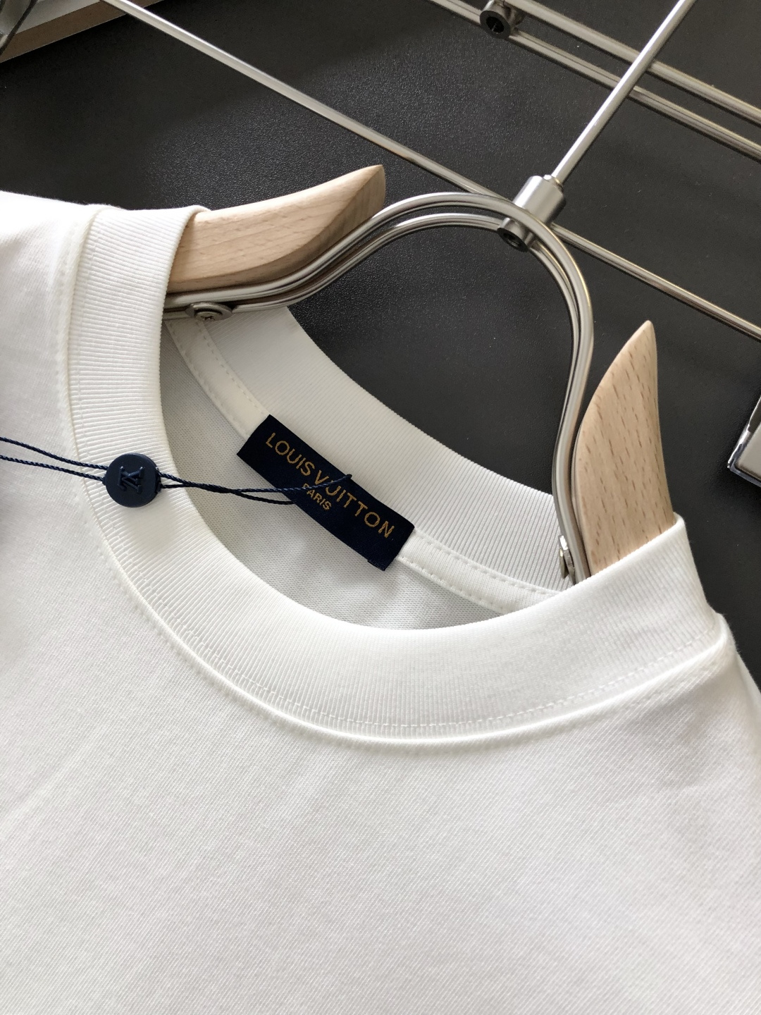 1V 2026SS早春新款重工印花加植绒工艺圆领T恤，定织定染纯棉300克重洗水面料，做工精细。男女同款