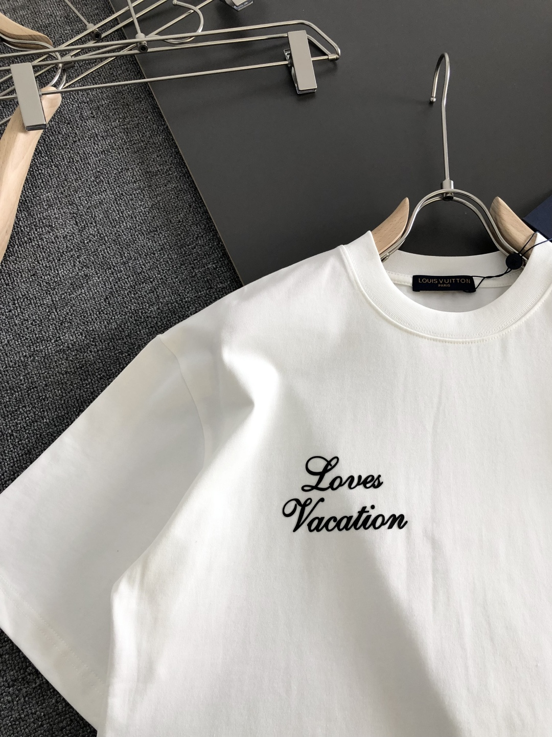 1V 2026SS早春新款重工印花加植绒工艺圆领T恤，定织定染纯棉300克重洗水面料，做工精细。男女同款