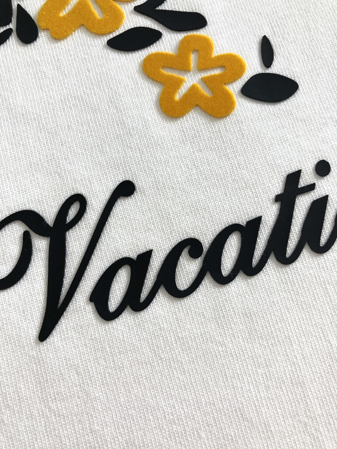 1V 2026SS早春新款重工印花加植绒工艺圆领T恤，定织定染纯棉300克重洗水面料，做工精细。男女同款