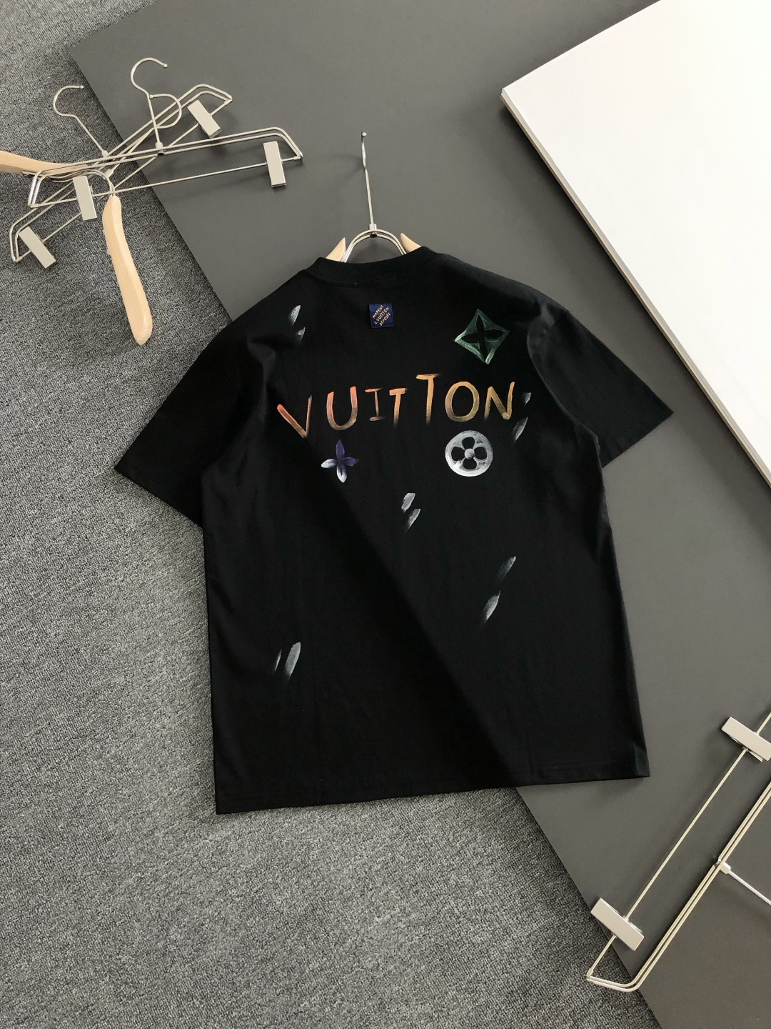 1V 2026SS春夏最新款圆领时尚手绘短袖T恤，官网同步，专柜纯棉面料！贴肤舒适，耐看又好穿，经典简约