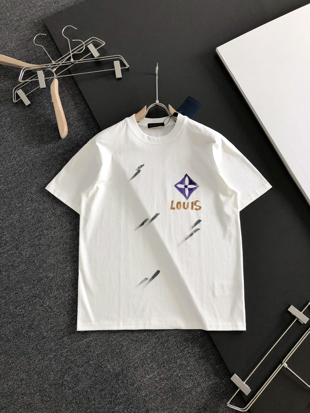 1V 2026SS春夏最新款圆领时尚手绘短袖T恤，官网同步，专柜纯棉面料！贴肤舒适，耐看又好穿，经典简约