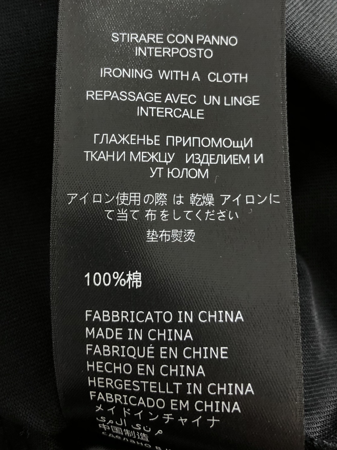 1V 2026SS春夏最新款圆领时尚手绘短袖T恤，官网同步，专柜纯棉面料！贴肤舒适，耐看又好穿，经典简约