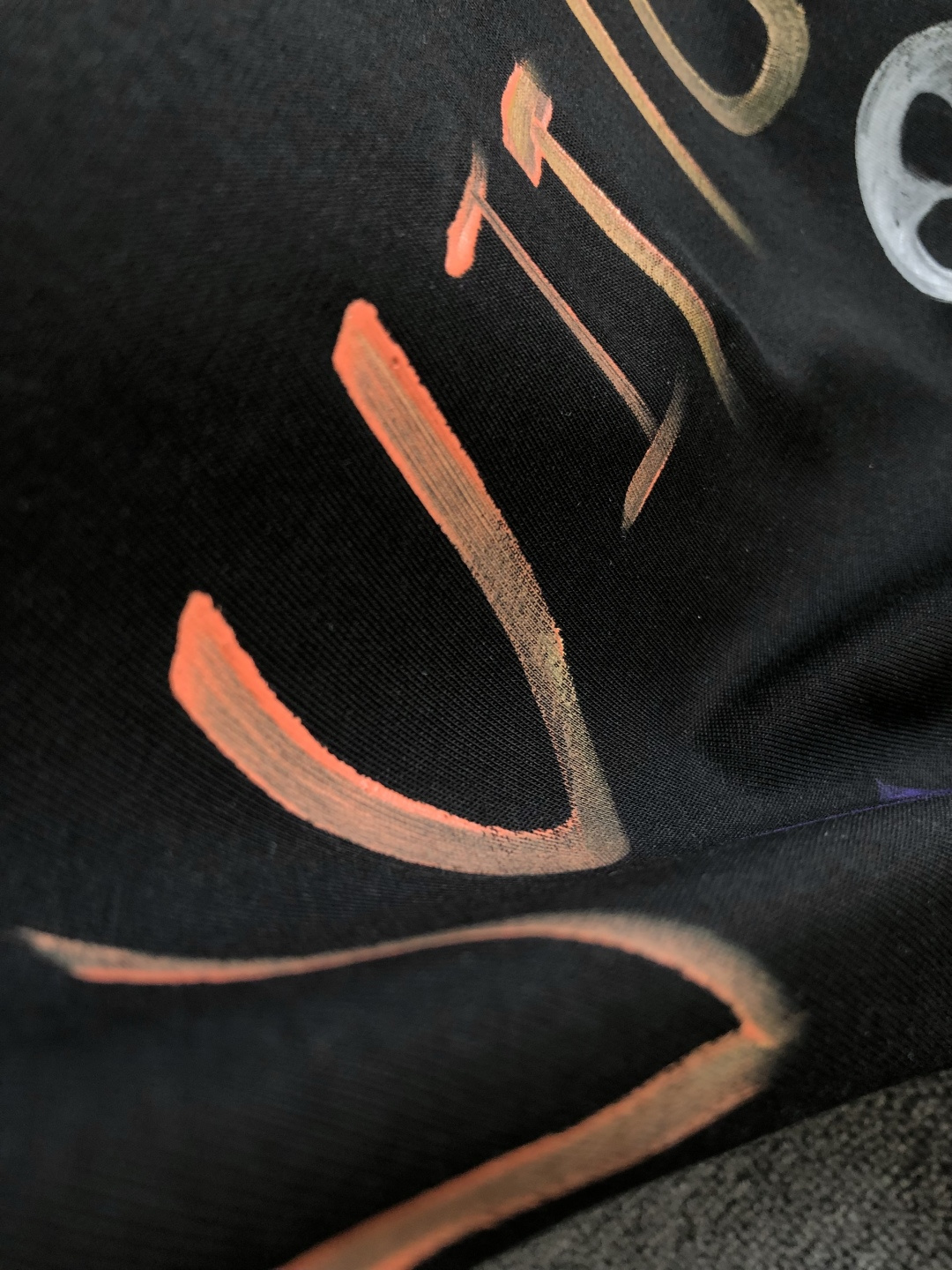 1V 2026SS春夏最新款圆领时尚手绘短袖T恤，官网同步，专柜纯棉面料！贴肤舒适，耐看又好穿，经典简约