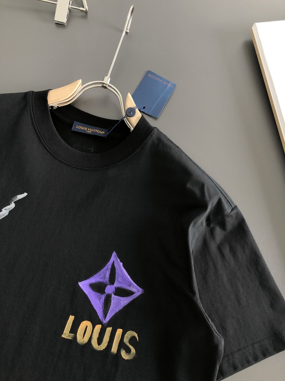 1V 2026SS春夏最新款圆领时尚手绘短袖T恤，官网同步，专柜纯棉面料！贴肤舒适，耐看又好穿，经典简约