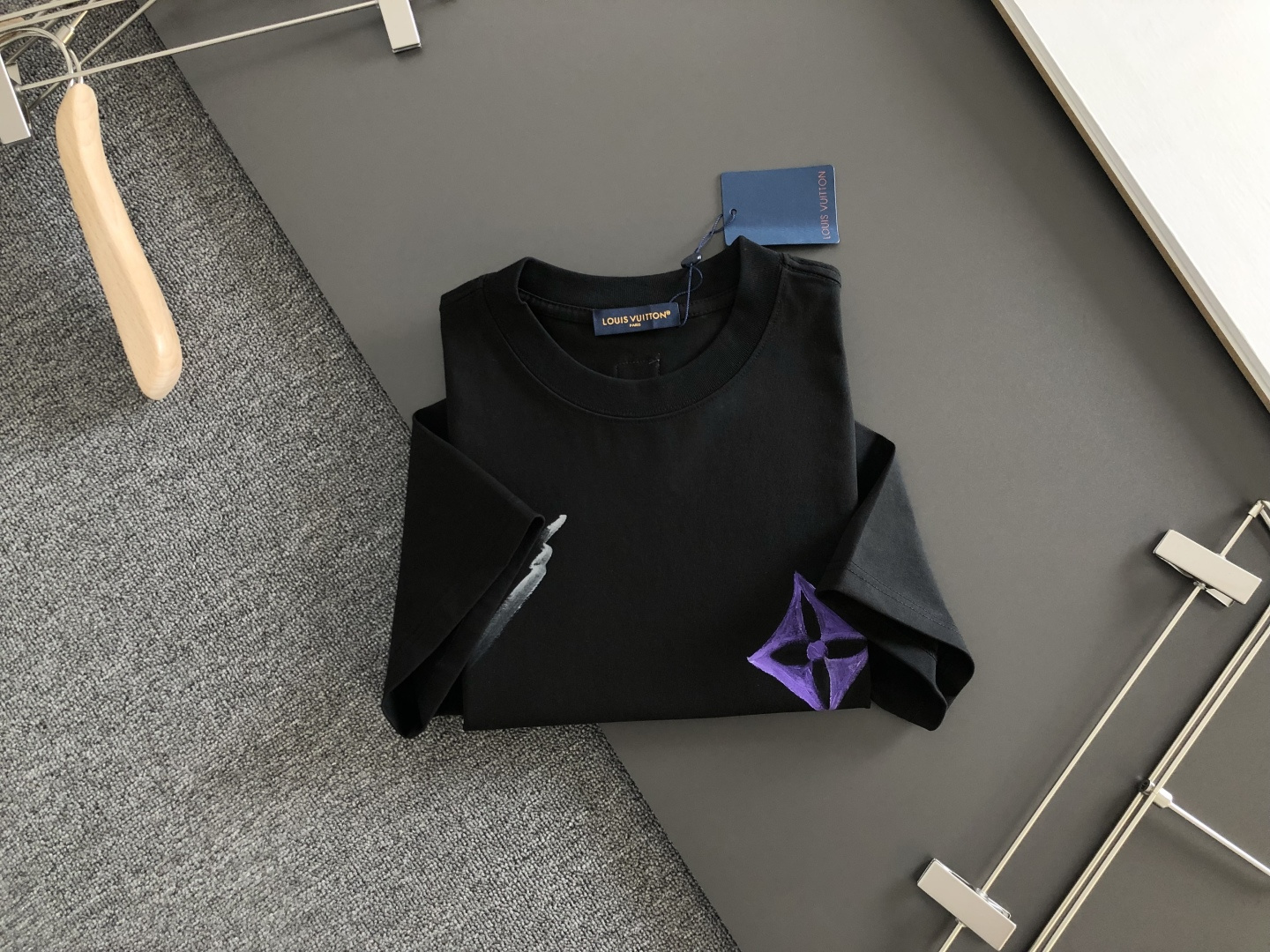 1V 2026SS春夏最新款圆领时尚手绘短袖T恤，官网同步，专柜纯棉面料！贴肤舒适，耐看又好穿，经典简约