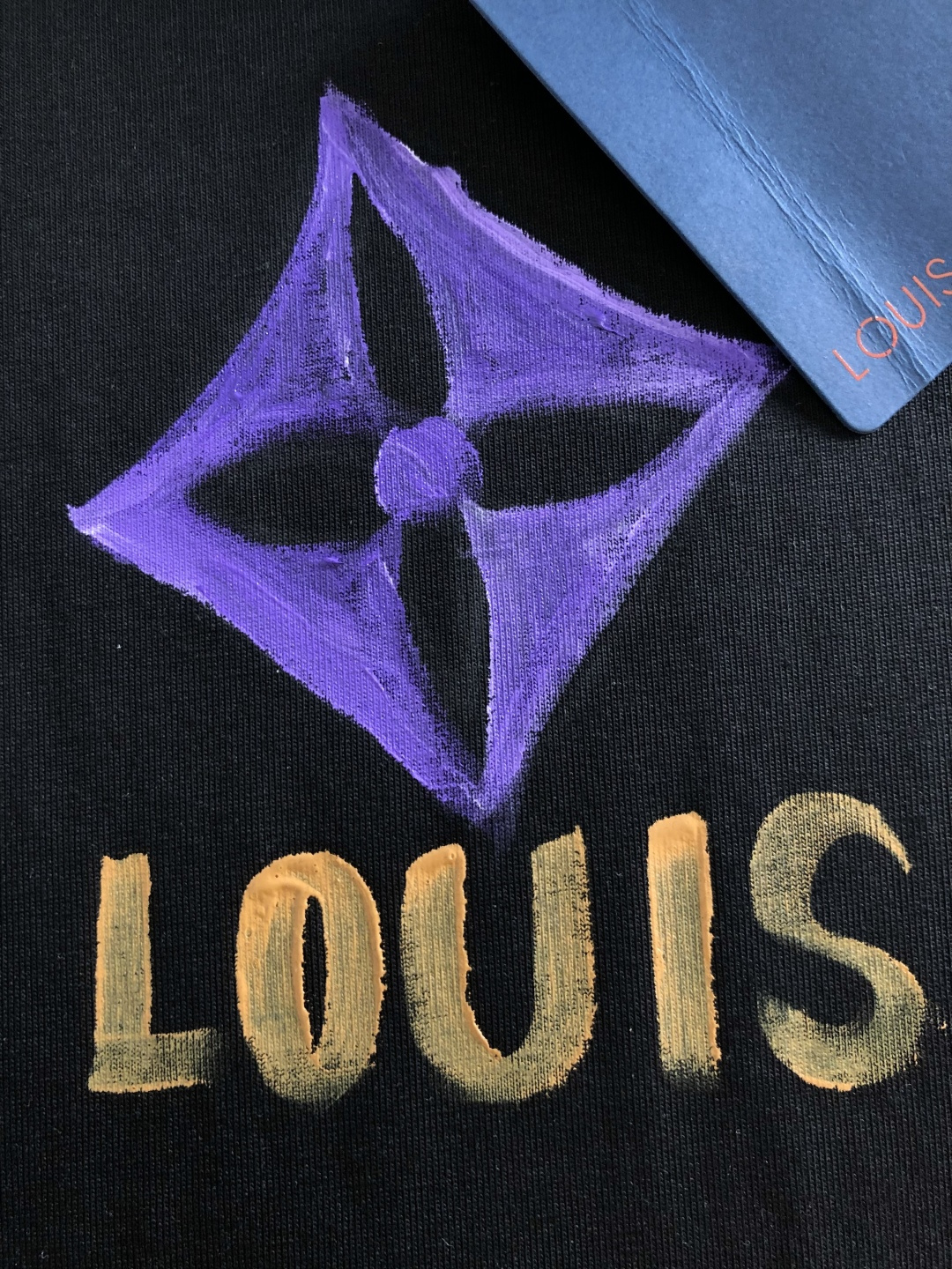 1V 2026SS春夏最新款圆领时尚手绘短袖T恤，官网同步，专柜纯棉面料！贴肤舒适，耐看又好穿，经典简约