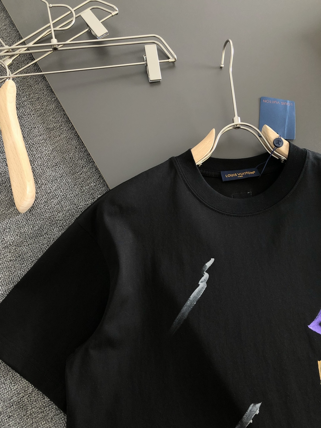 1V 2026SS春夏最新款圆领时尚手绘短袖T恤，官网同步，专柜纯棉面料！贴肤舒适，耐看又好穿，经典简约