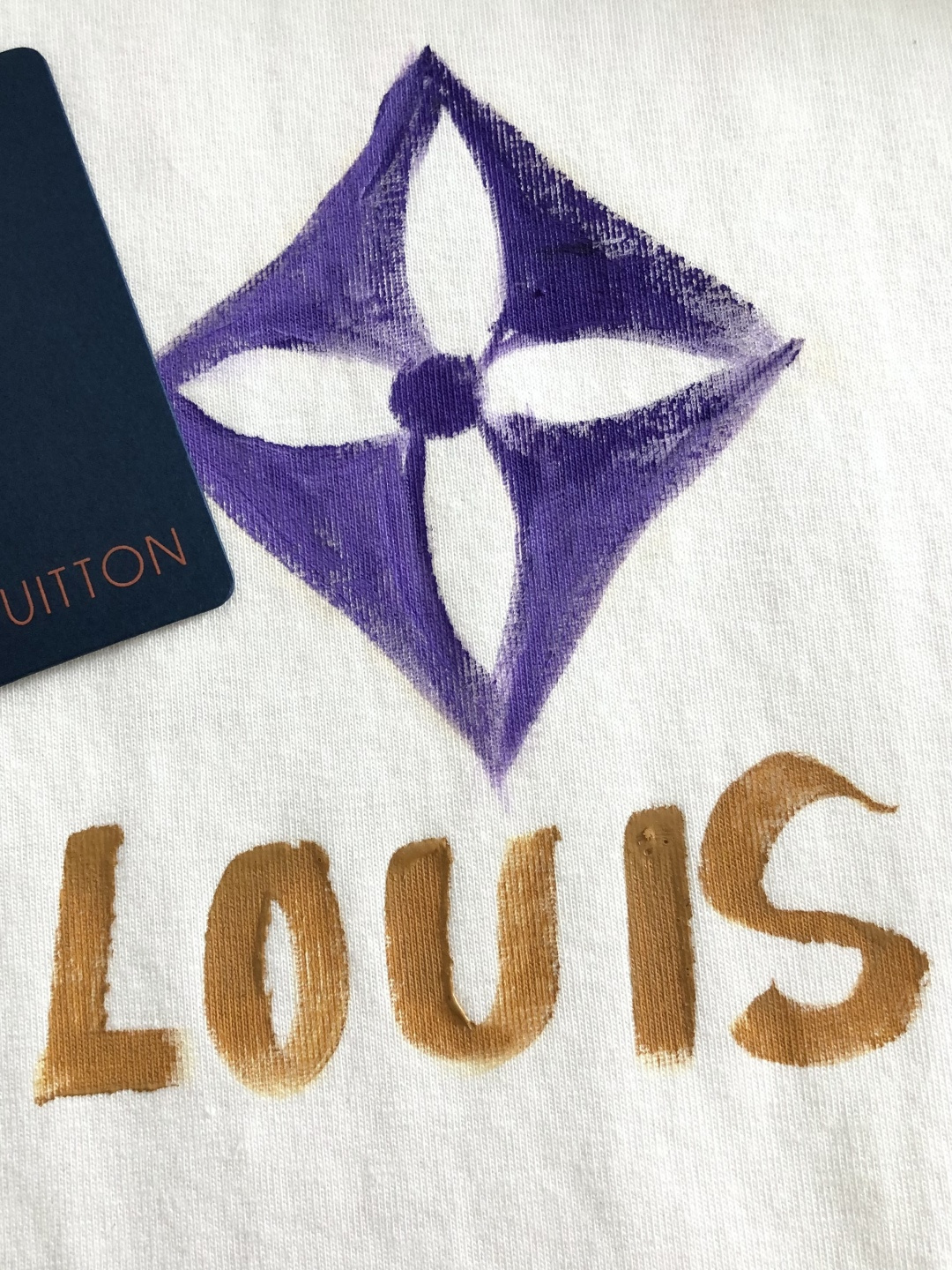 1V 2026SS春夏最新款圆领时尚手绘短袖T恤，官网同步，专柜纯棉面料！贴肤舒适，耐看又好穿，经典简约