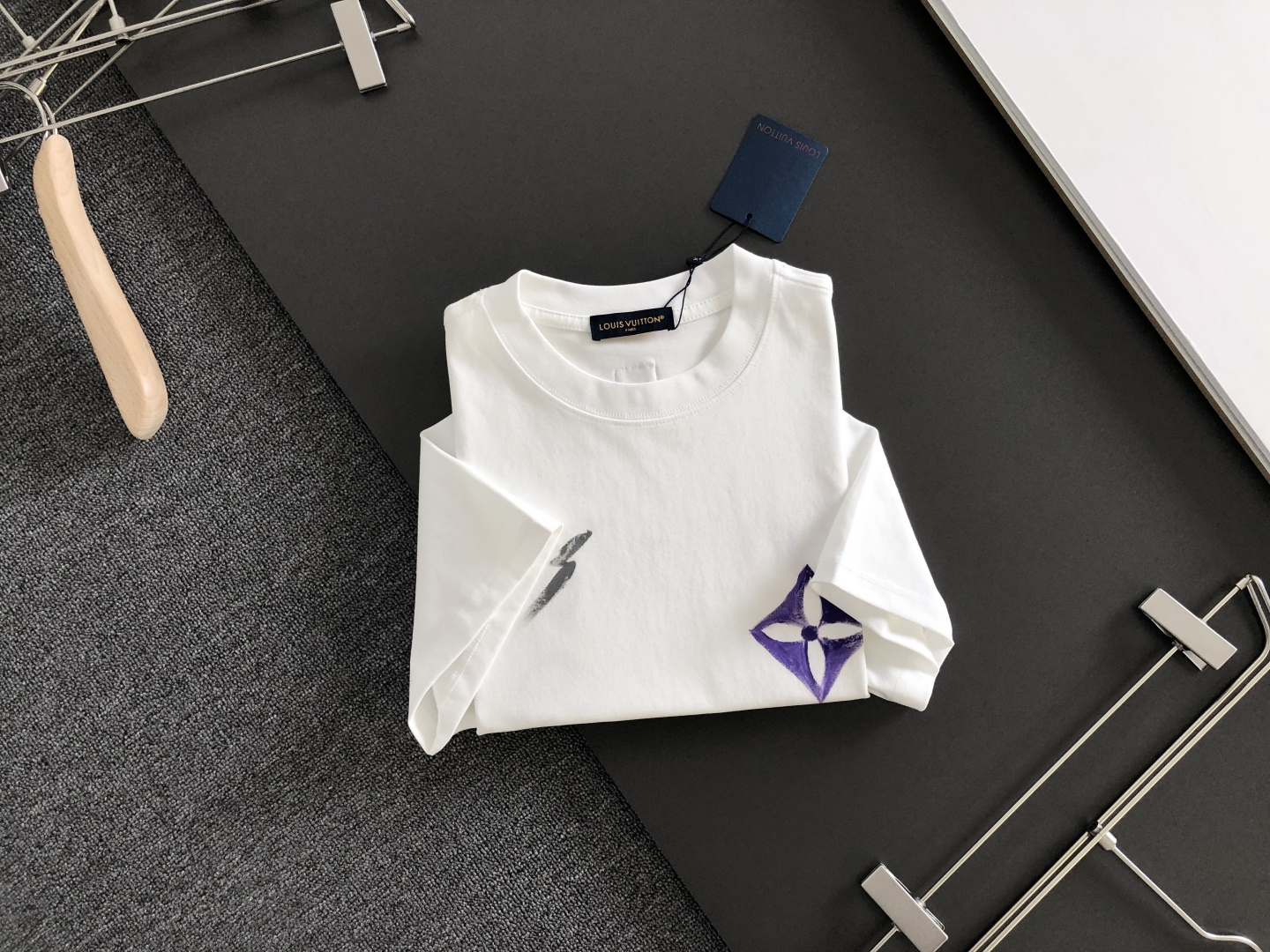 1V 2026SS春夏最新款圆领时尚手绘短袖T恤，官网同步，专柜纯棉面料！贴肤舒适，耐看又好穿，经典简约