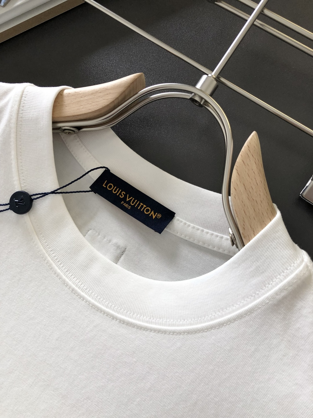 1V 2026SS春夏最新款圆领时尚手绘短袖T恤，官网同步，专柜纯棉面料！贴肤舒适，耐看又好穿，经典简约