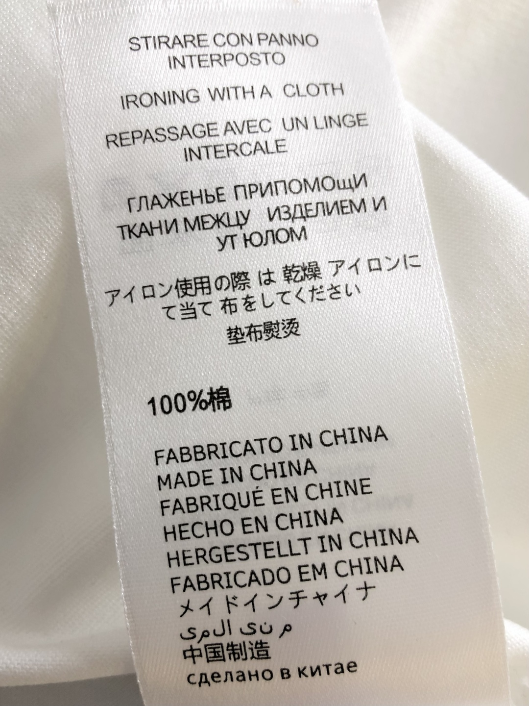 1V 2026SS春夏最新款圆领时尚手绘短袖T恤，官网同步，专柜纯棉面料！贴肤舒适，耐看又好穿，经典简约